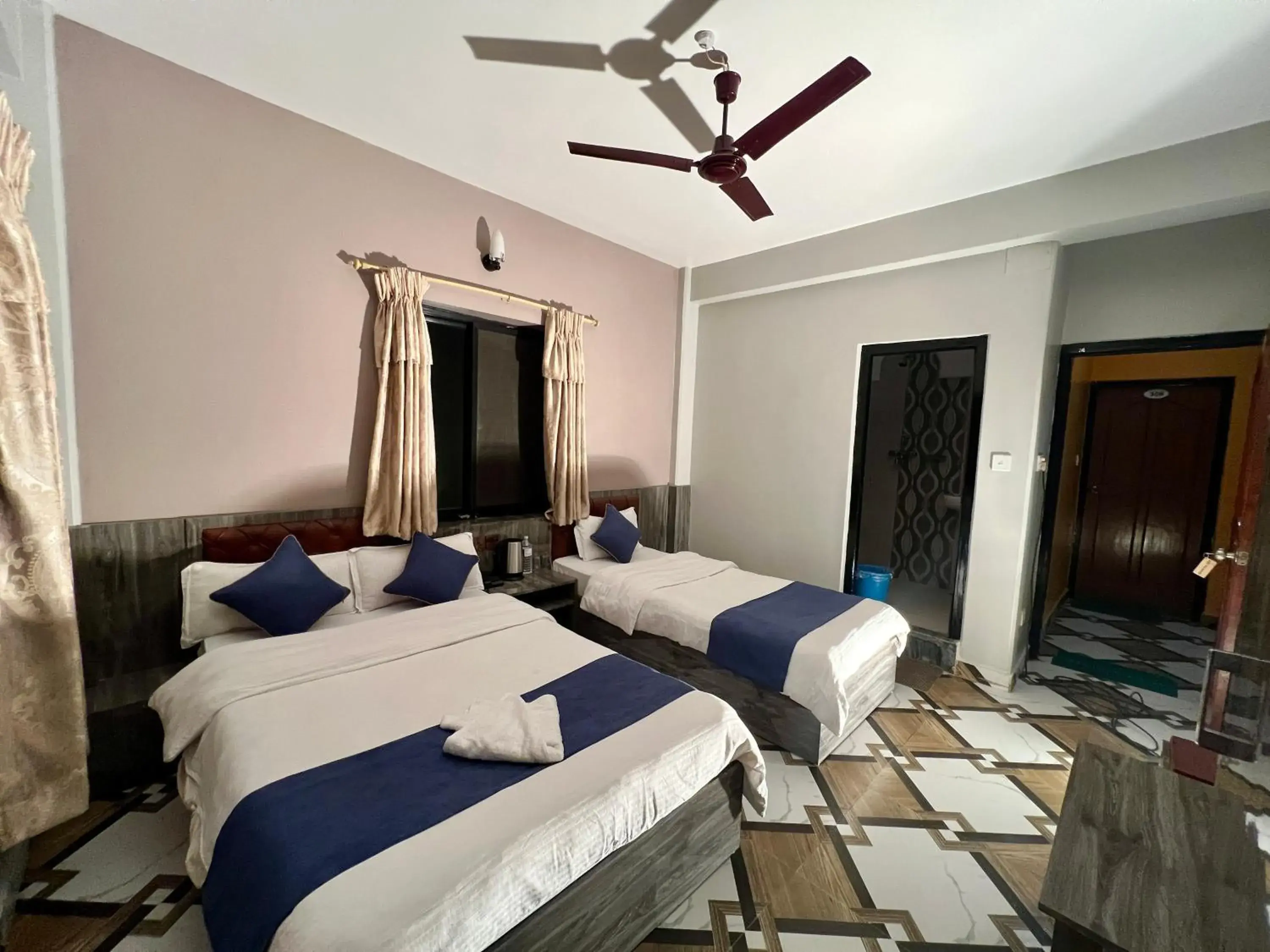 Deluxe Double or Twin Room with Balcony in Hotel Immortal Inn Deluxe Double or Twin Room with Balcony in Hotel Immortal Inn