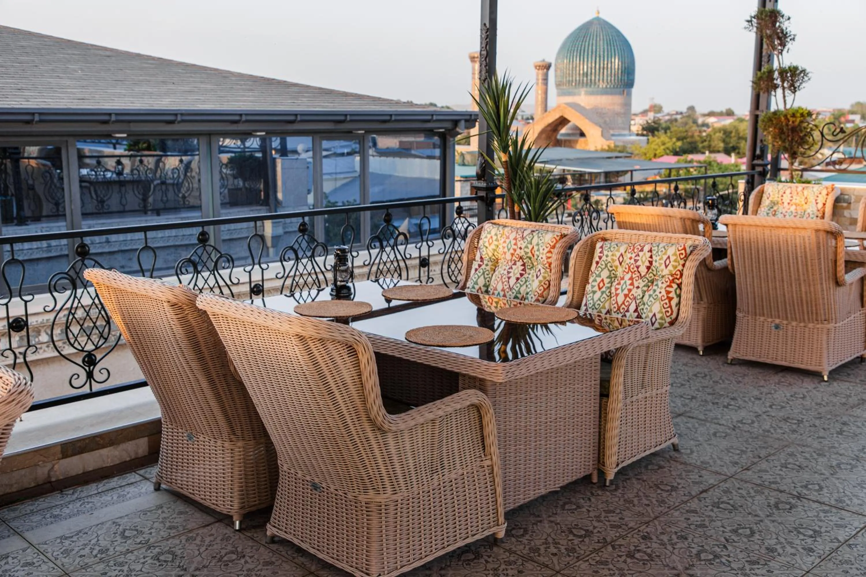 Restaurant/places to eat in Gur Emir Palace boutique hotel