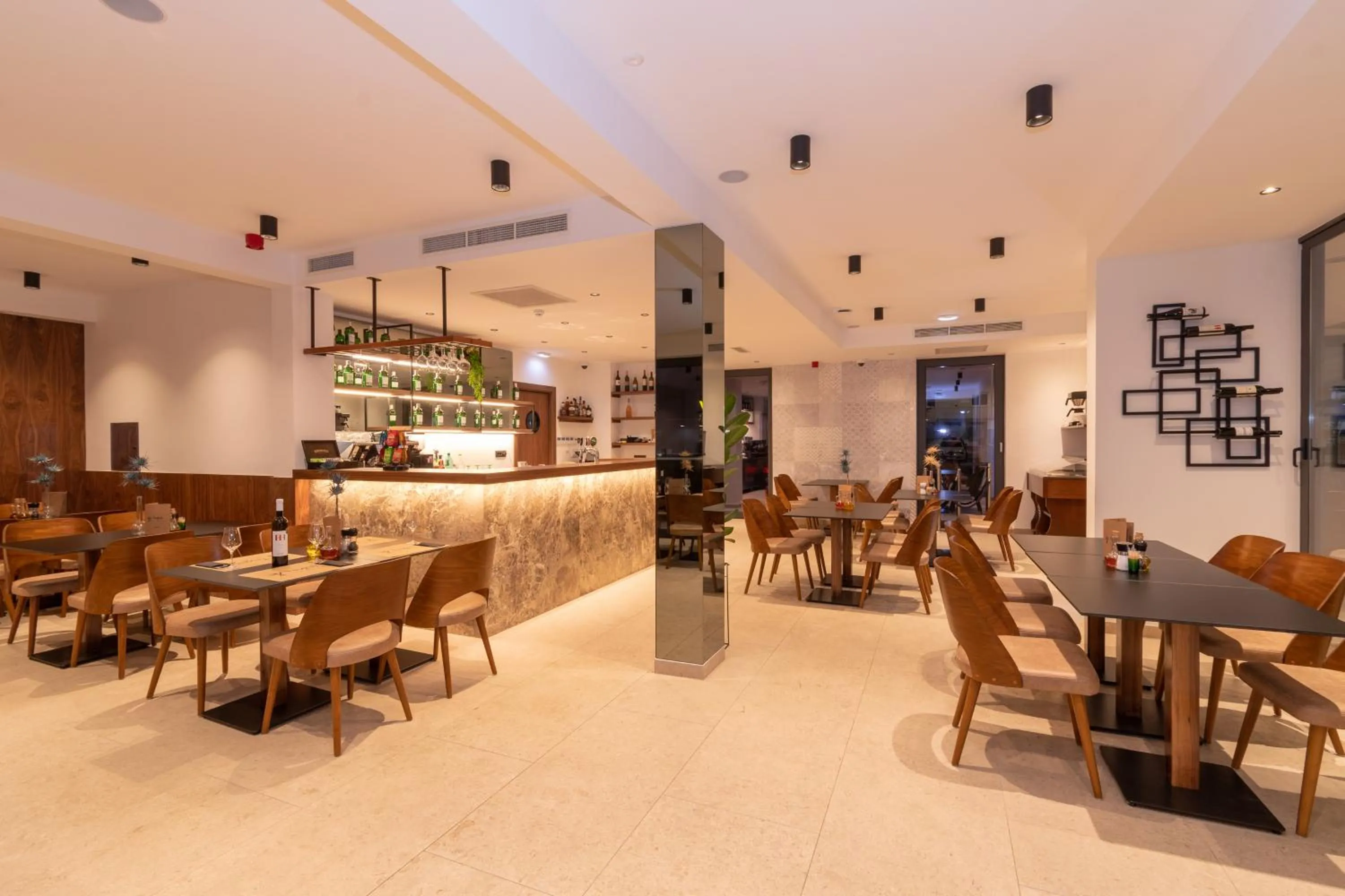 Restaurant/places to eat in Hotel Batuda