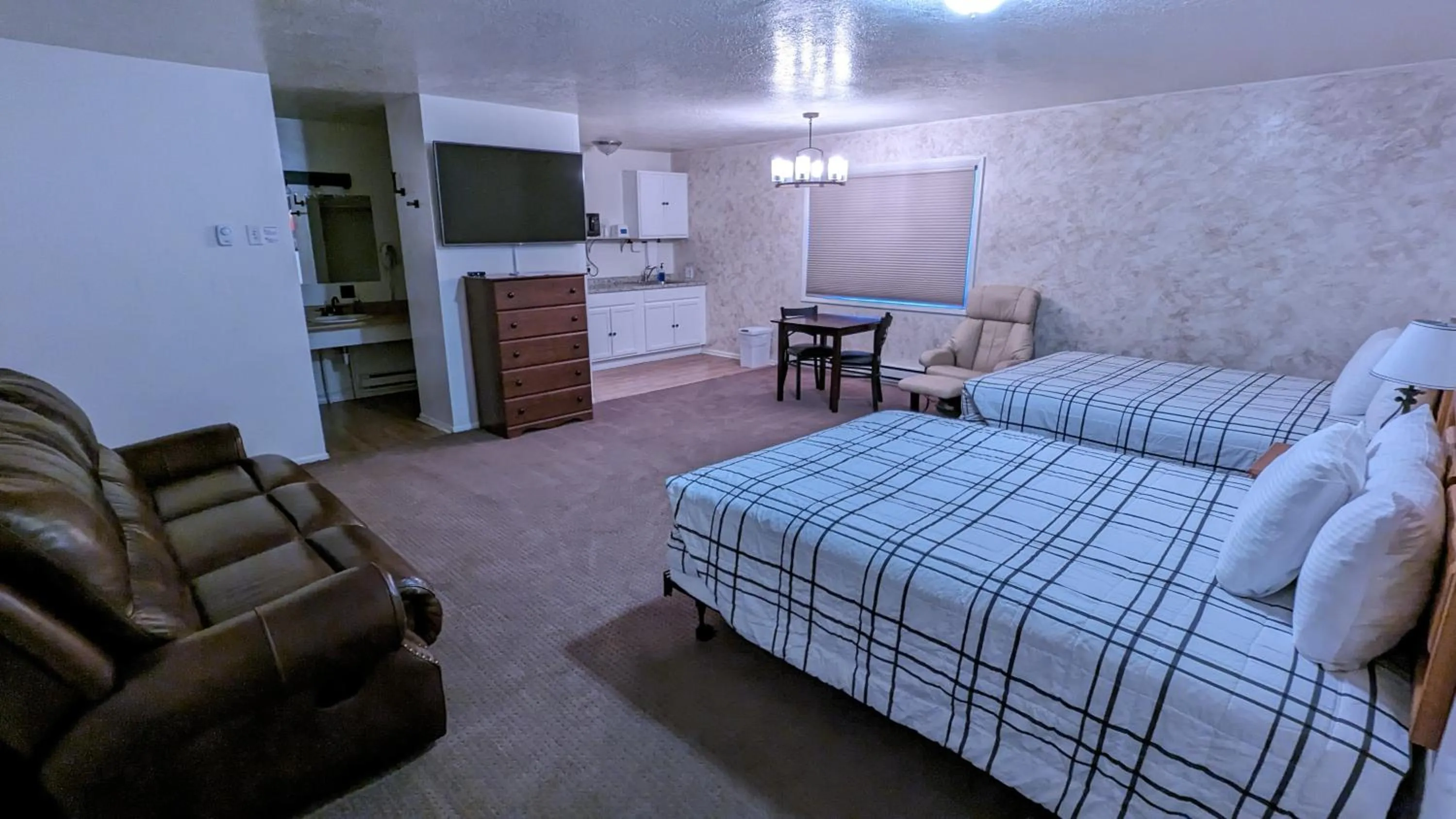 Photo of the whole room, Bed in High Desert Inn