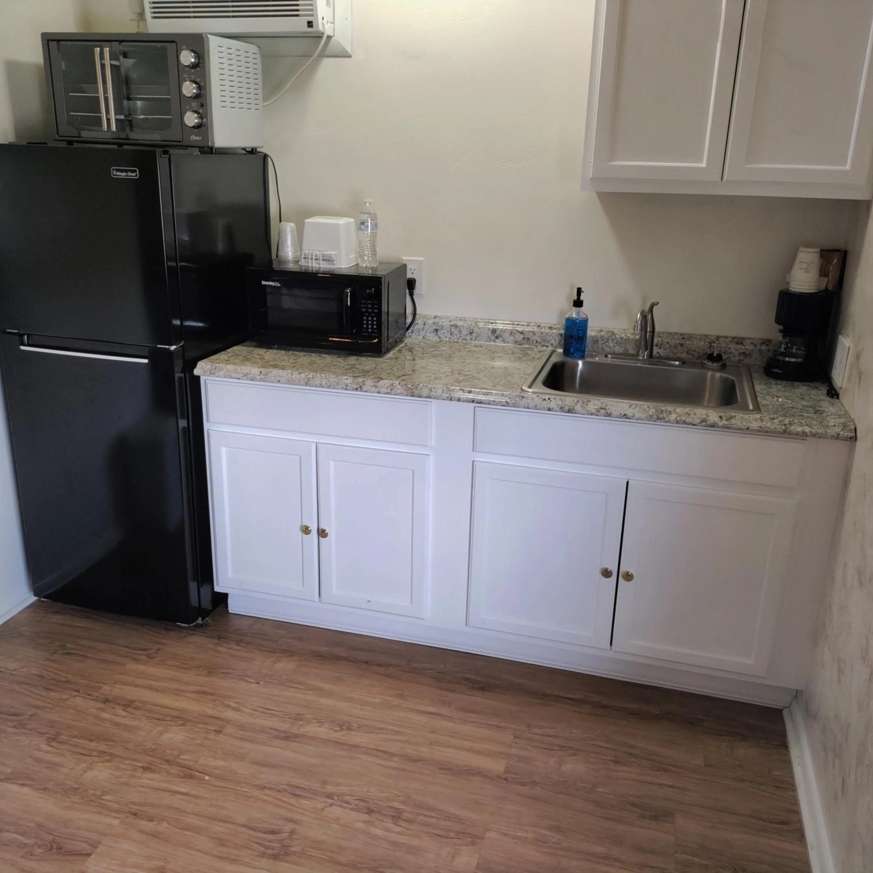 Coffee/tea facilities in High Desert Inn