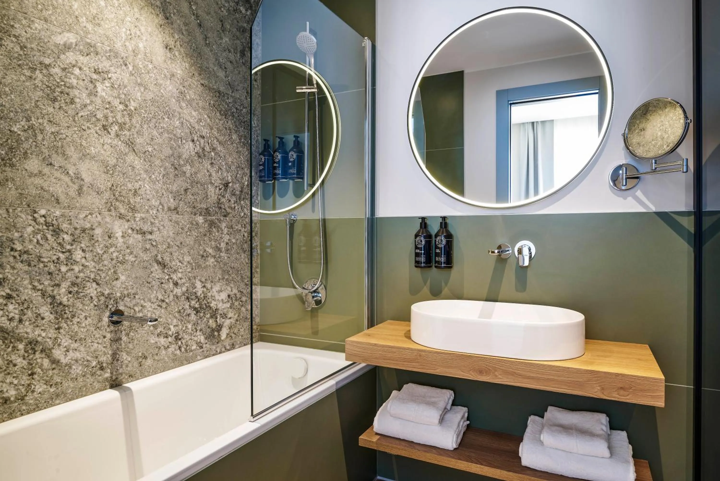 Shower in Hotel Giacomo Morra Alba - Handwritten Collection