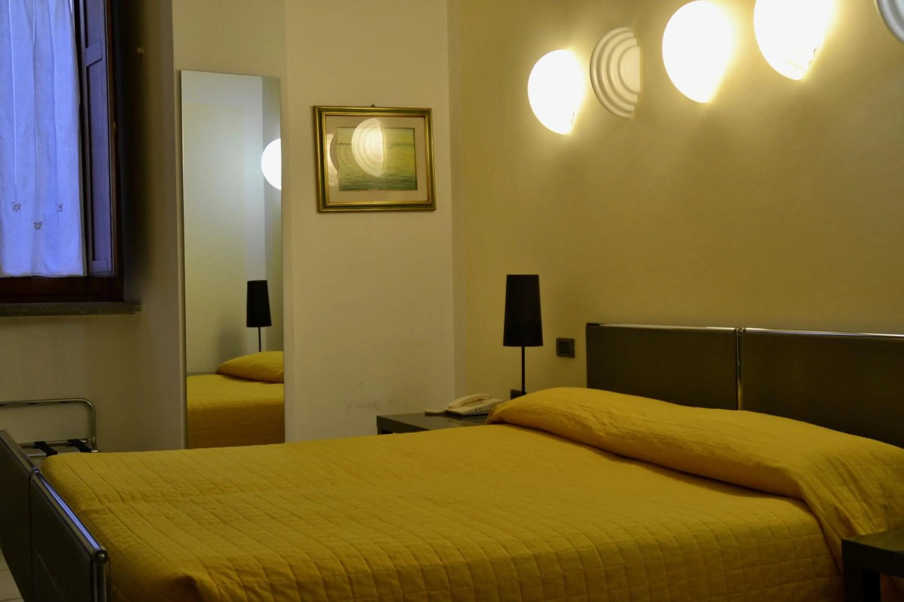 Bathroom, Bed in Hotel Italia