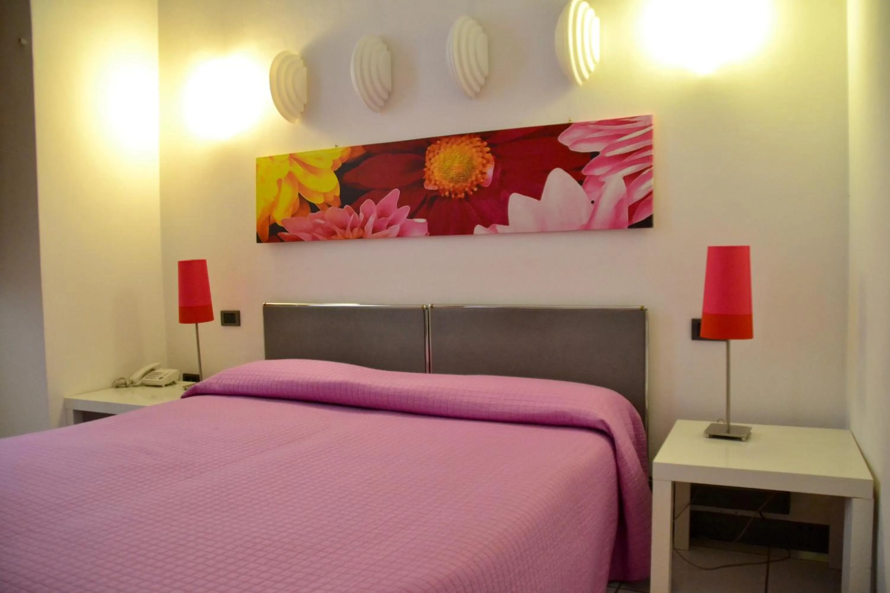 Bathroom, Bed in Hotel Italia