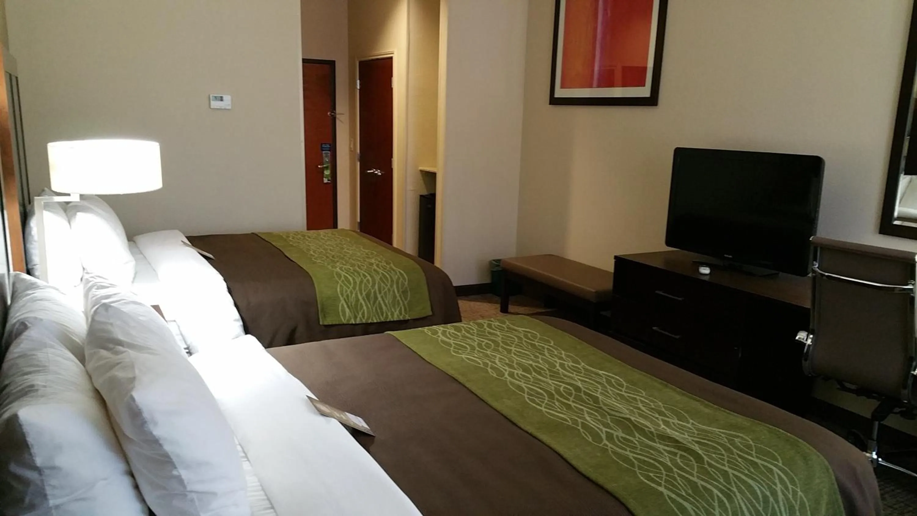 Photo of the whole room, Bed in Comfort Inn & Suites Lakeside