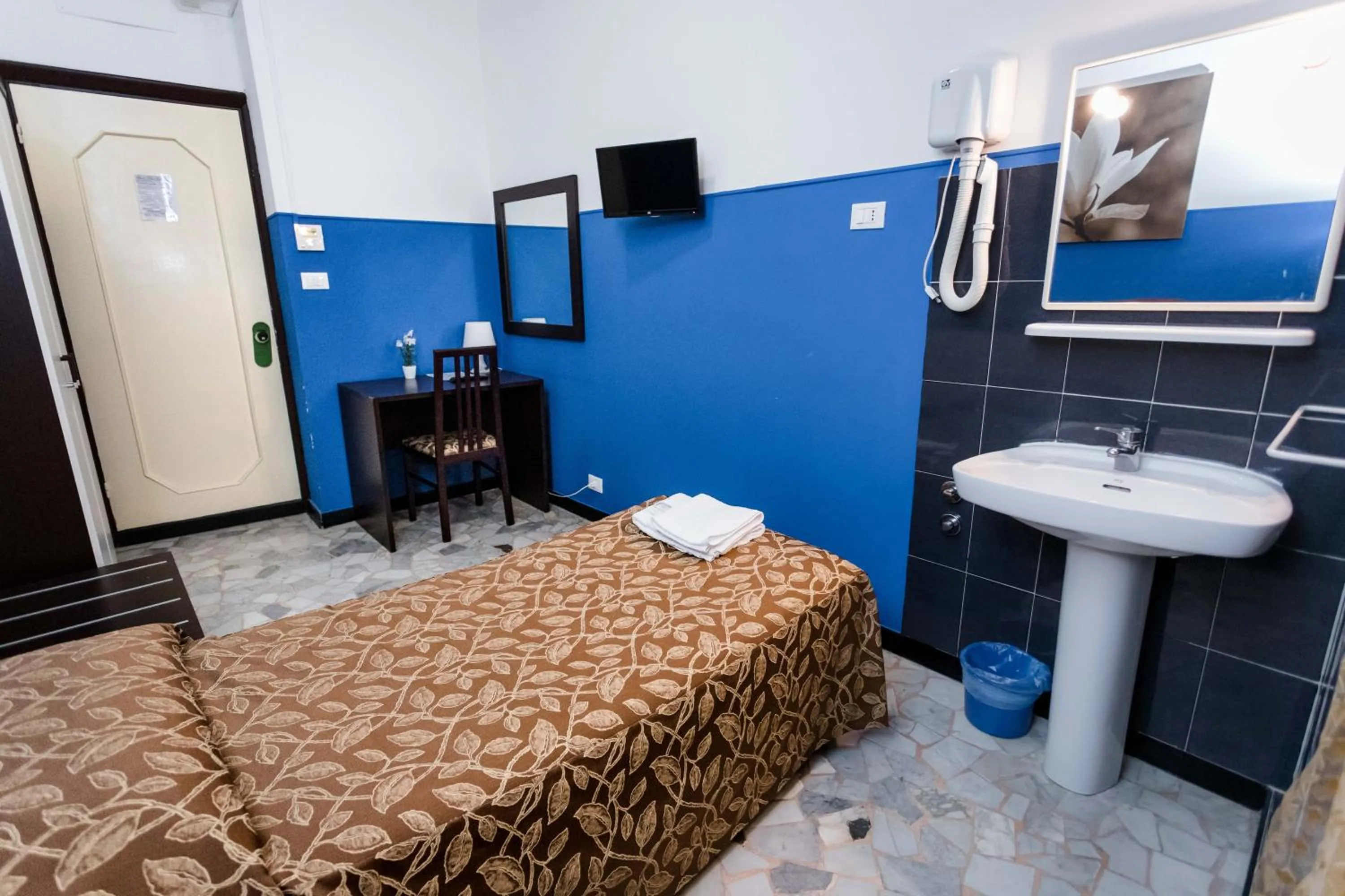 Toilet, Bed in Mini Hotel