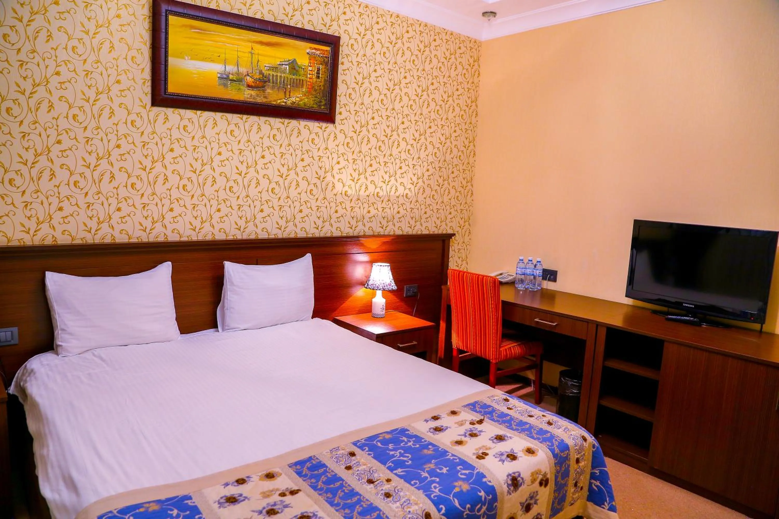 Communal lounge/ TV room, Bed in Central Park Baku