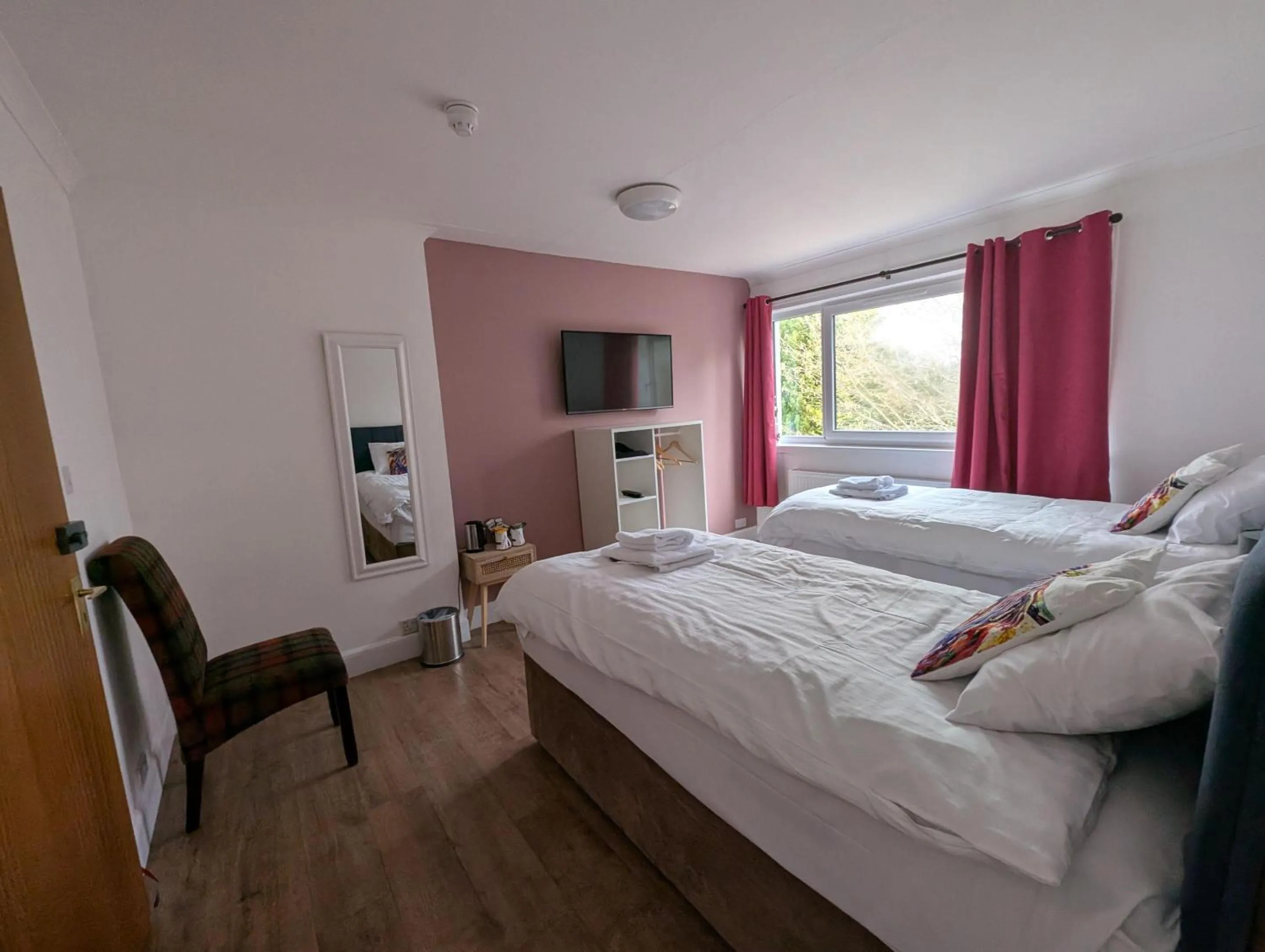 Bedroom, Bed in Old North Inn Hotel, Inverness