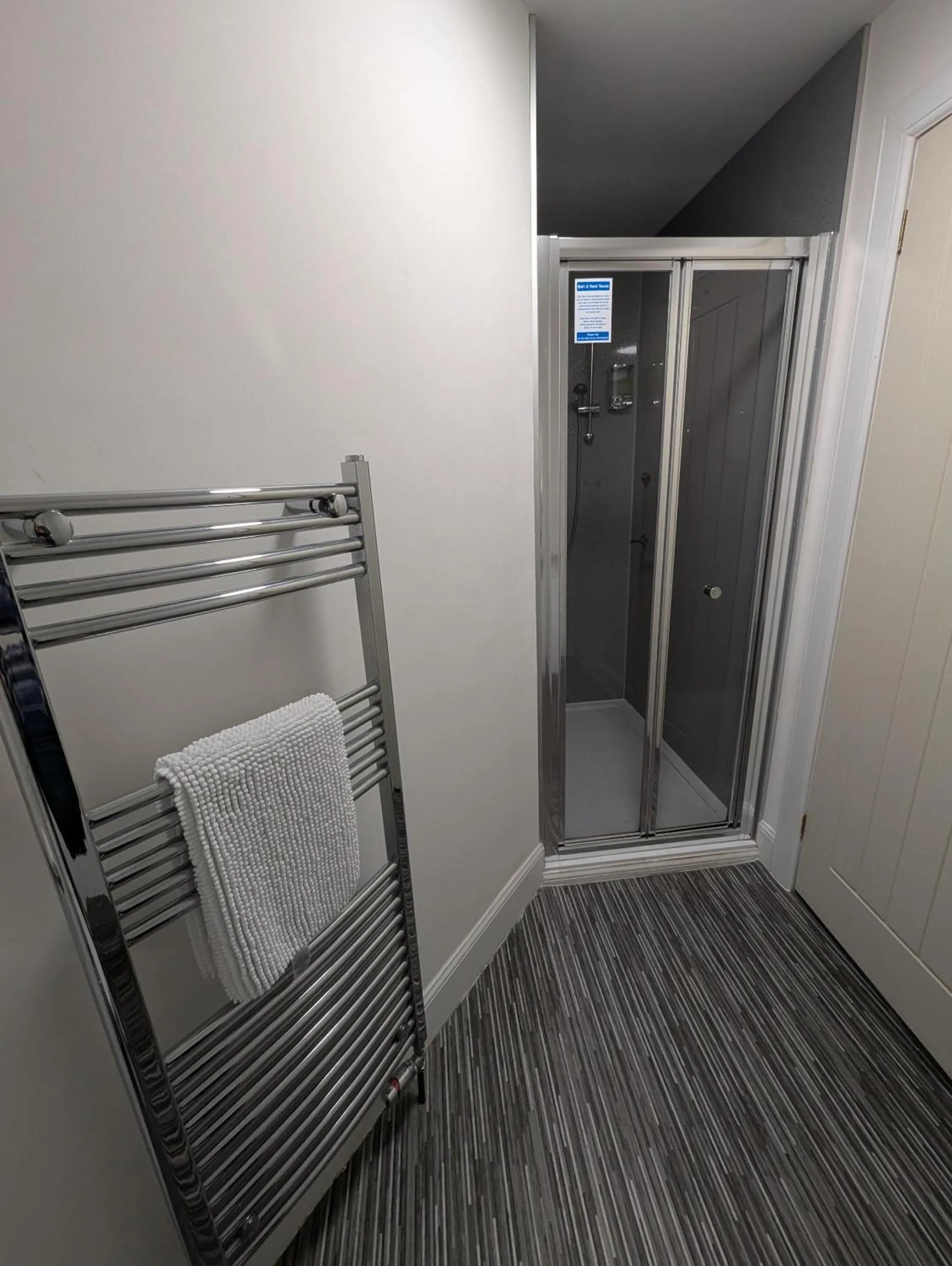 Bathroom, Bed in Old North Inn Hotel, Inverness