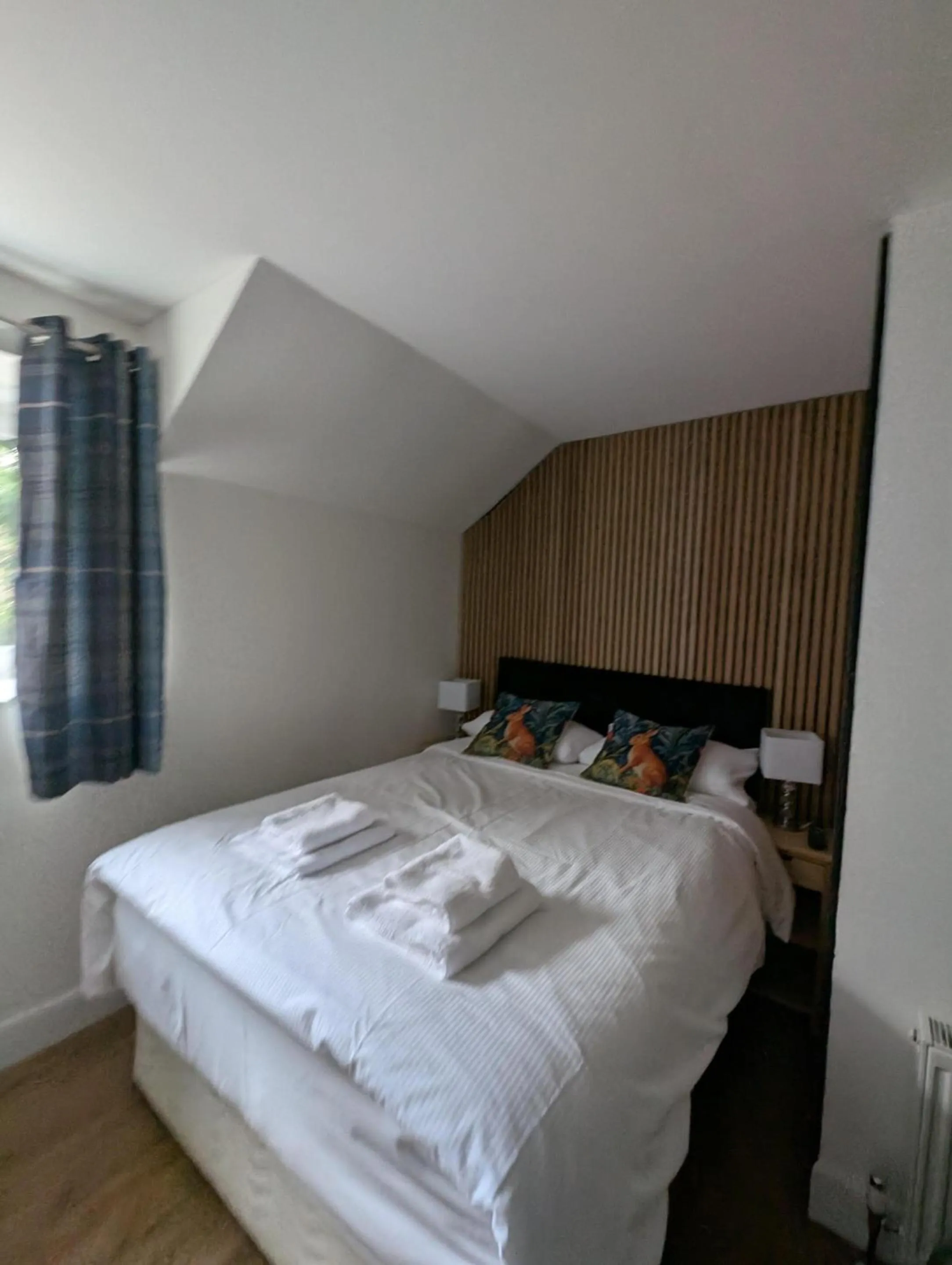 Bedroom, Bed in Old North Inn Hotel, Inverness