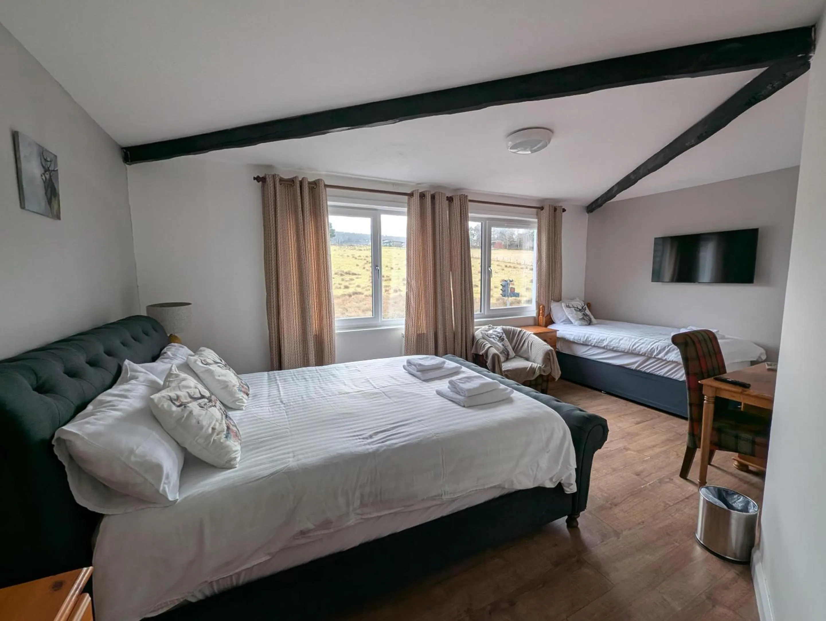 Bedroom, Bed in Old North Inn Hotel, Inverness