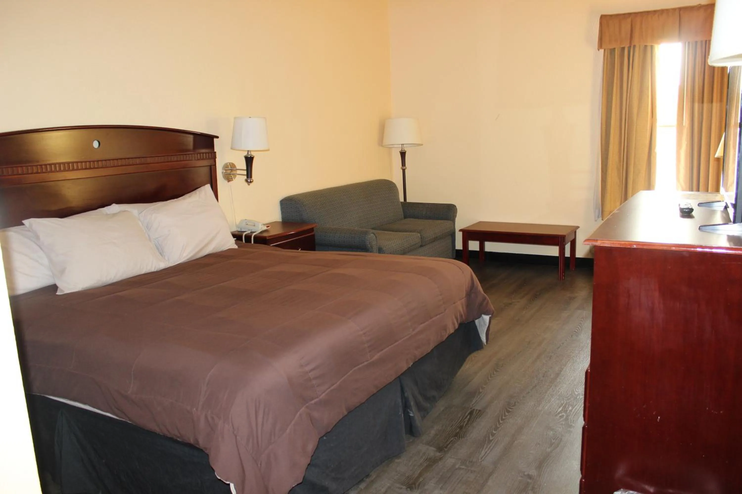 Photo of the whole room, Bed in Truckerz Inn