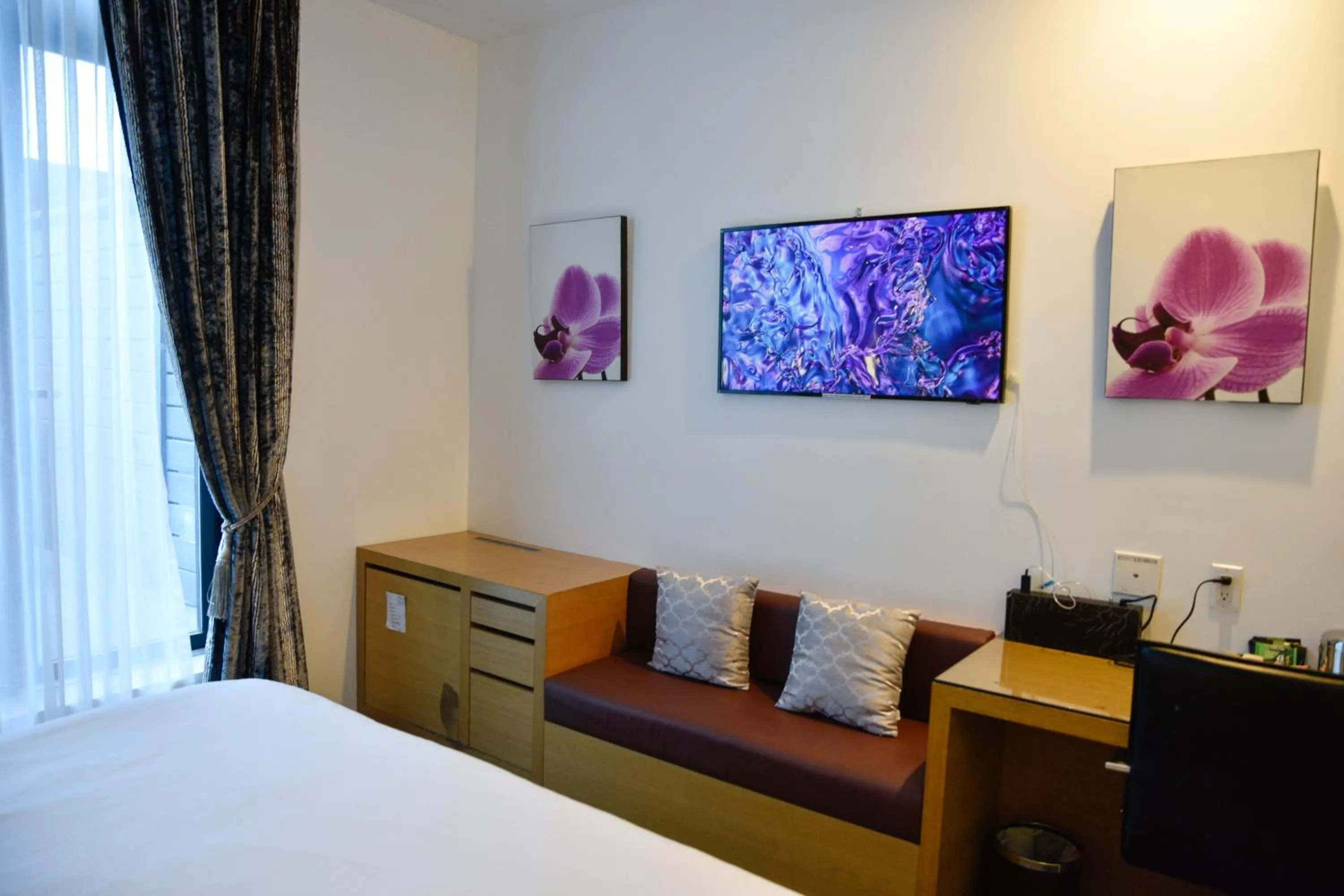TV and multimedia, Bed in The One Boutique Hotel