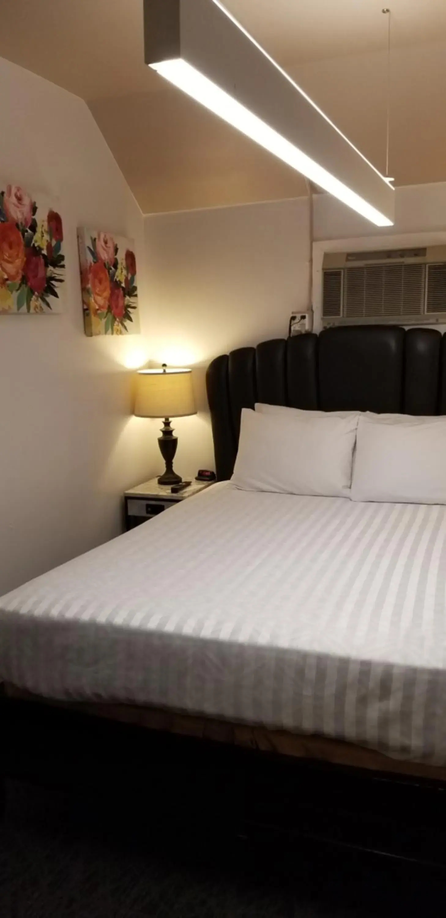 Queen Room in Deep Water Inn Queen Room in Deep Water Inn