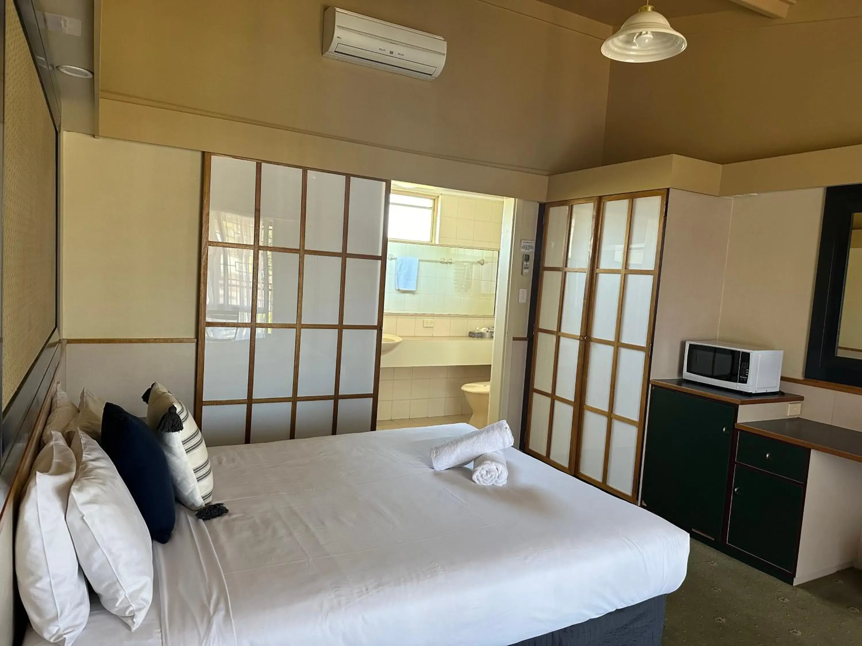 Executive Queen Room in The Tower Hotel Executive Queen Room in The Tower Hotel