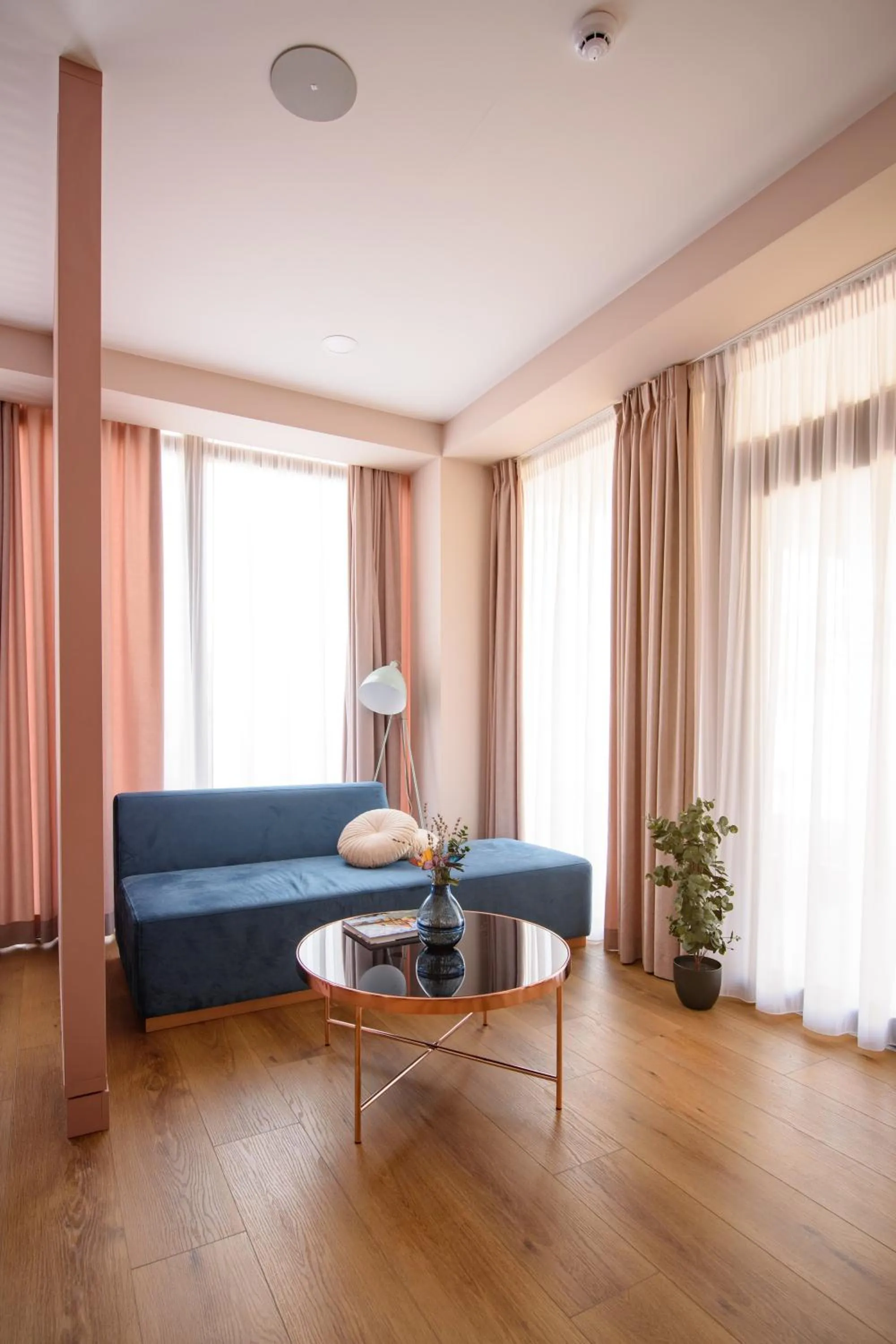 Seating area in Vila Sarisa