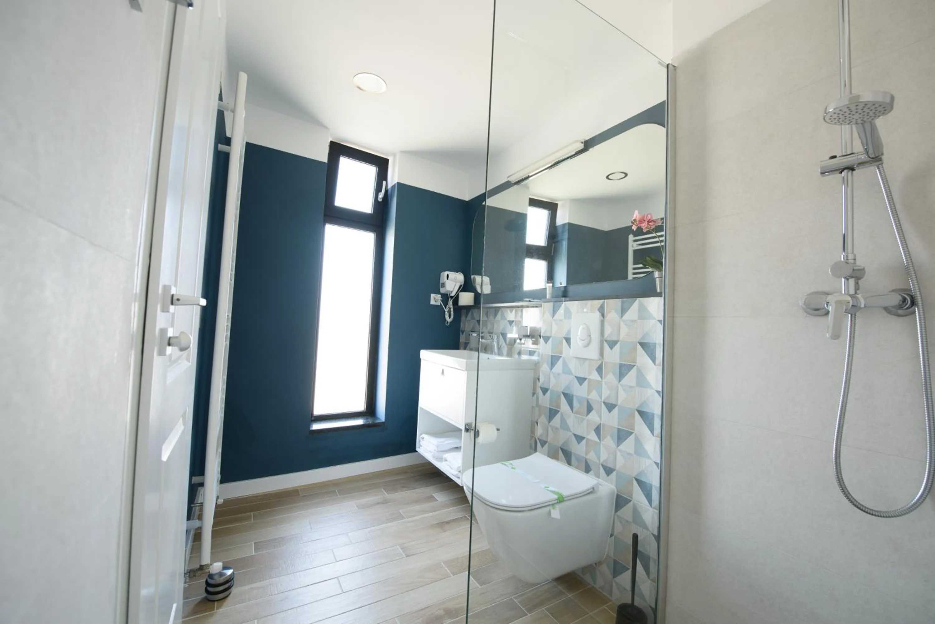 Shower, Bed in Vila Sarisa