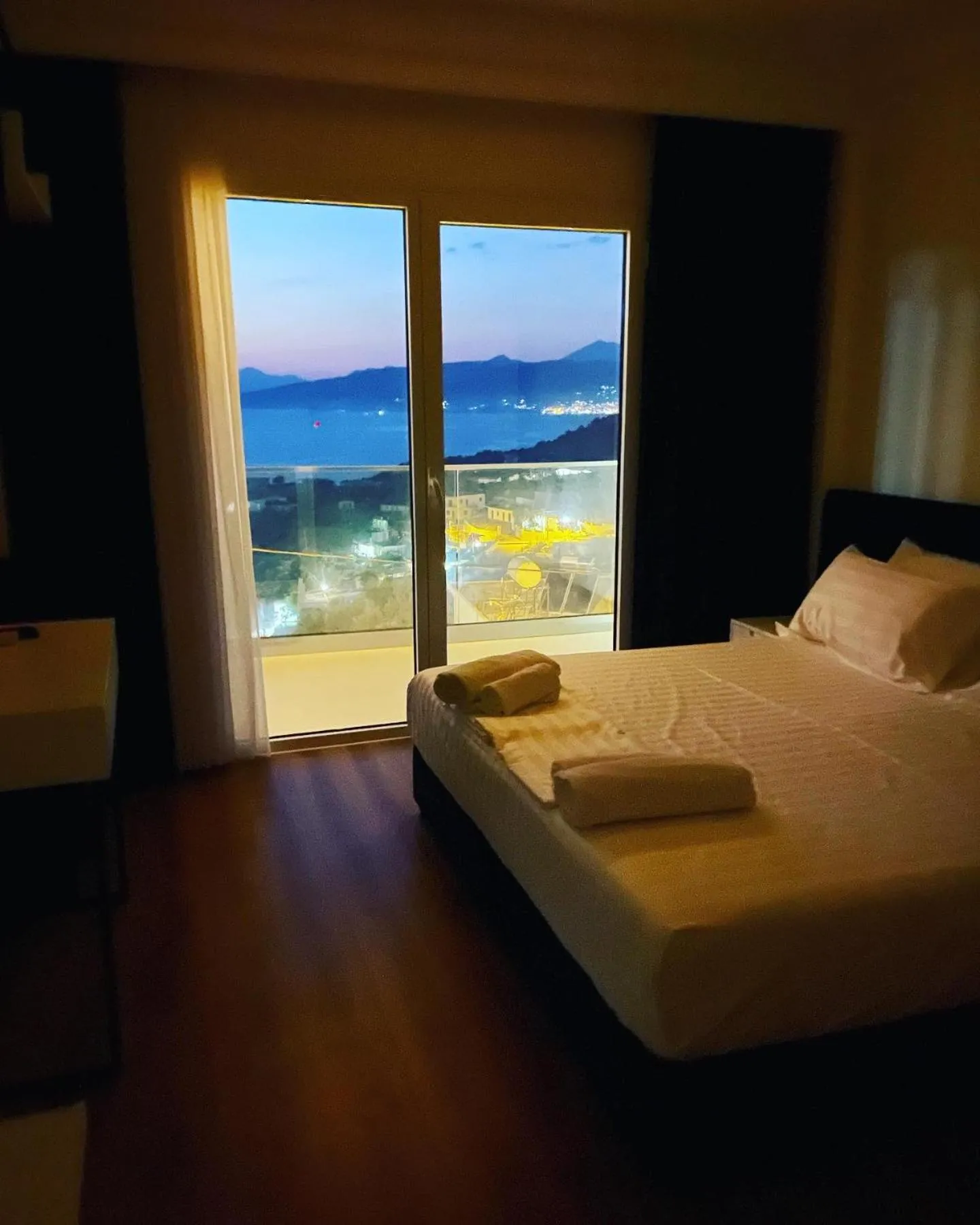 Bed in SEA & LAKE VIEW VILLA