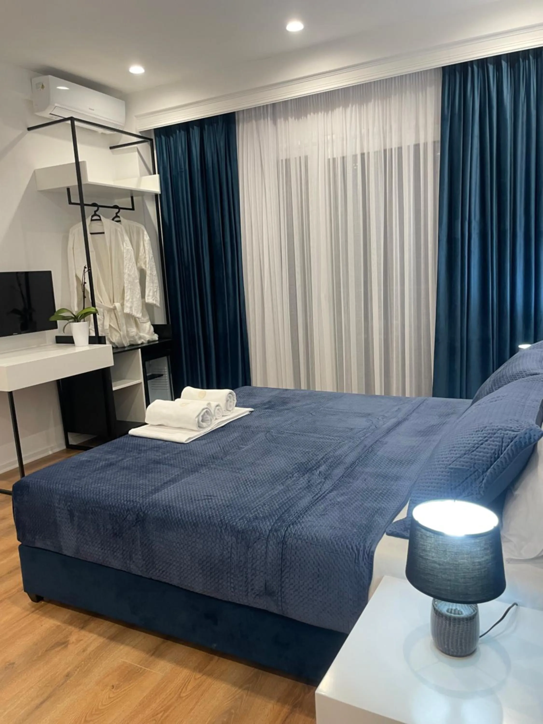 Bed in SEA & LAKE VIEW VILLA