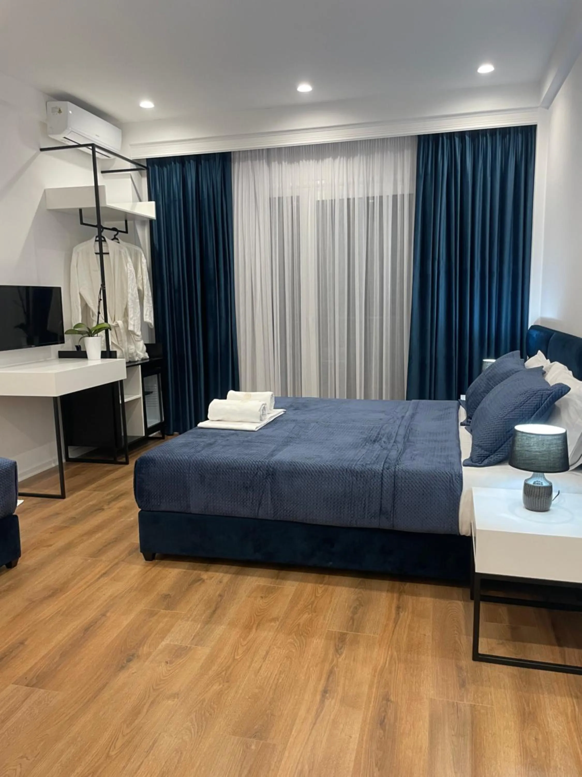 Bed in SEA & LAKE VIEW VILLA