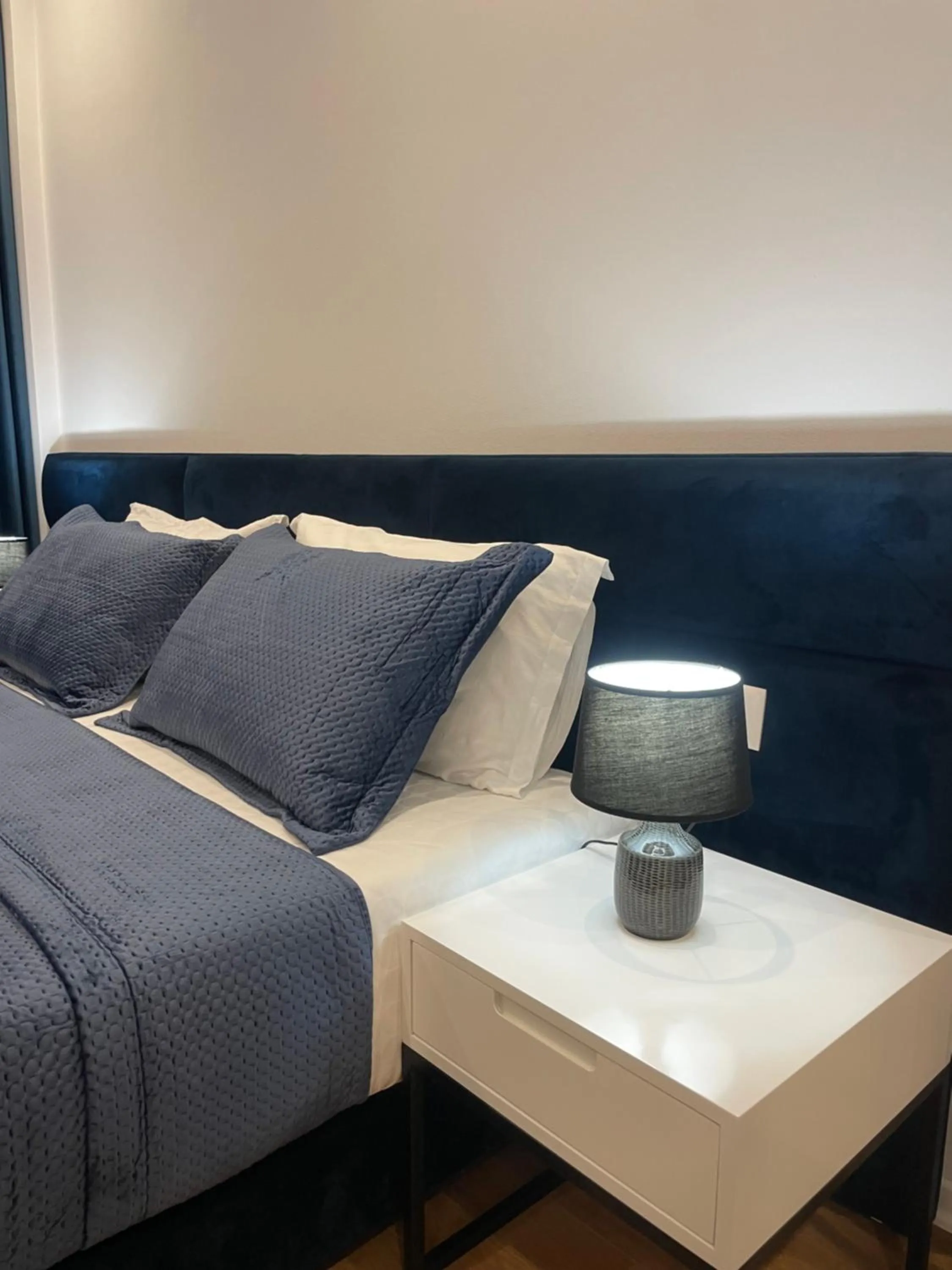 Bed in SEA & LAKE VIEW VILLA