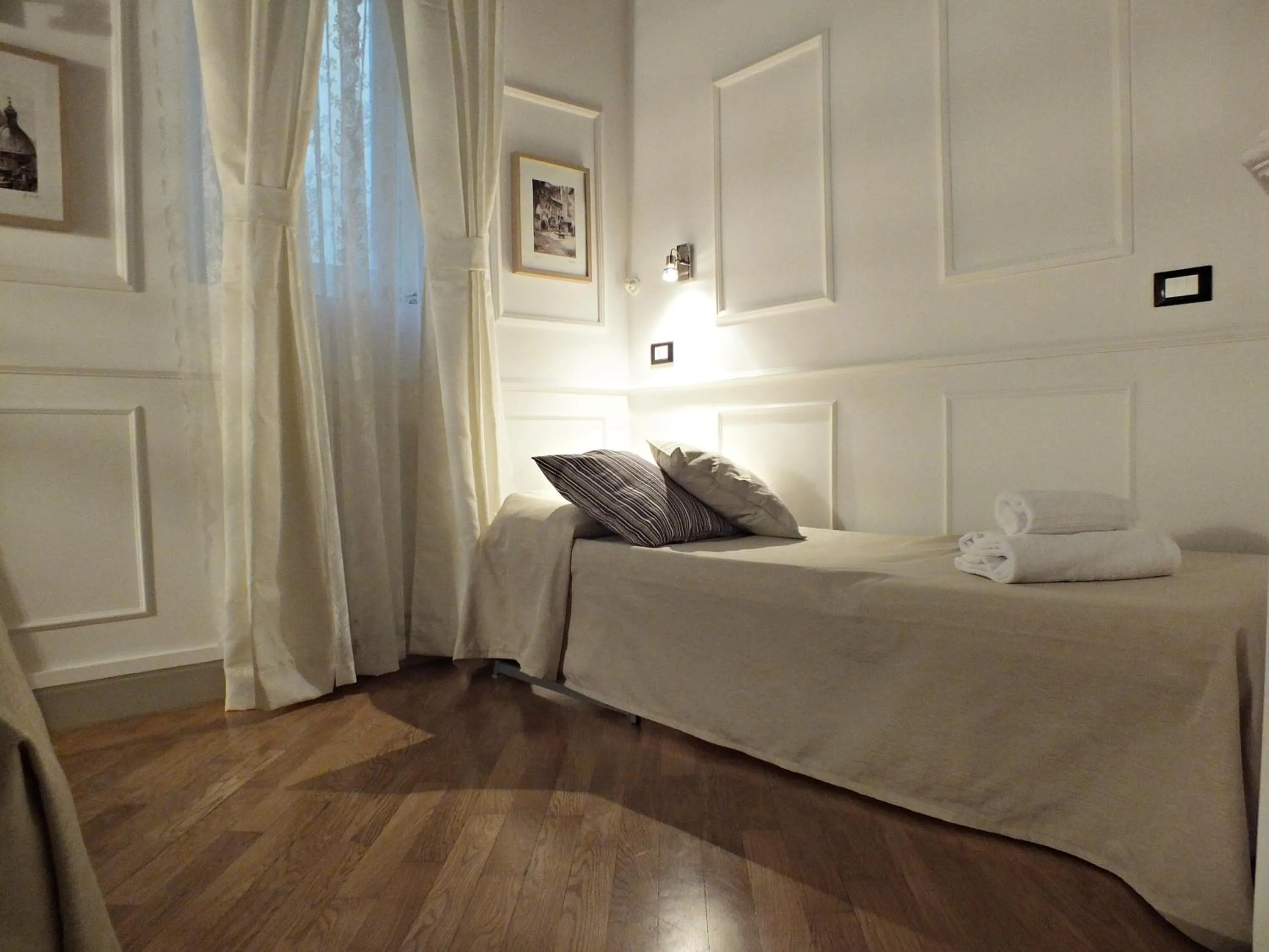 Bedroom, Bed in Domus Ester