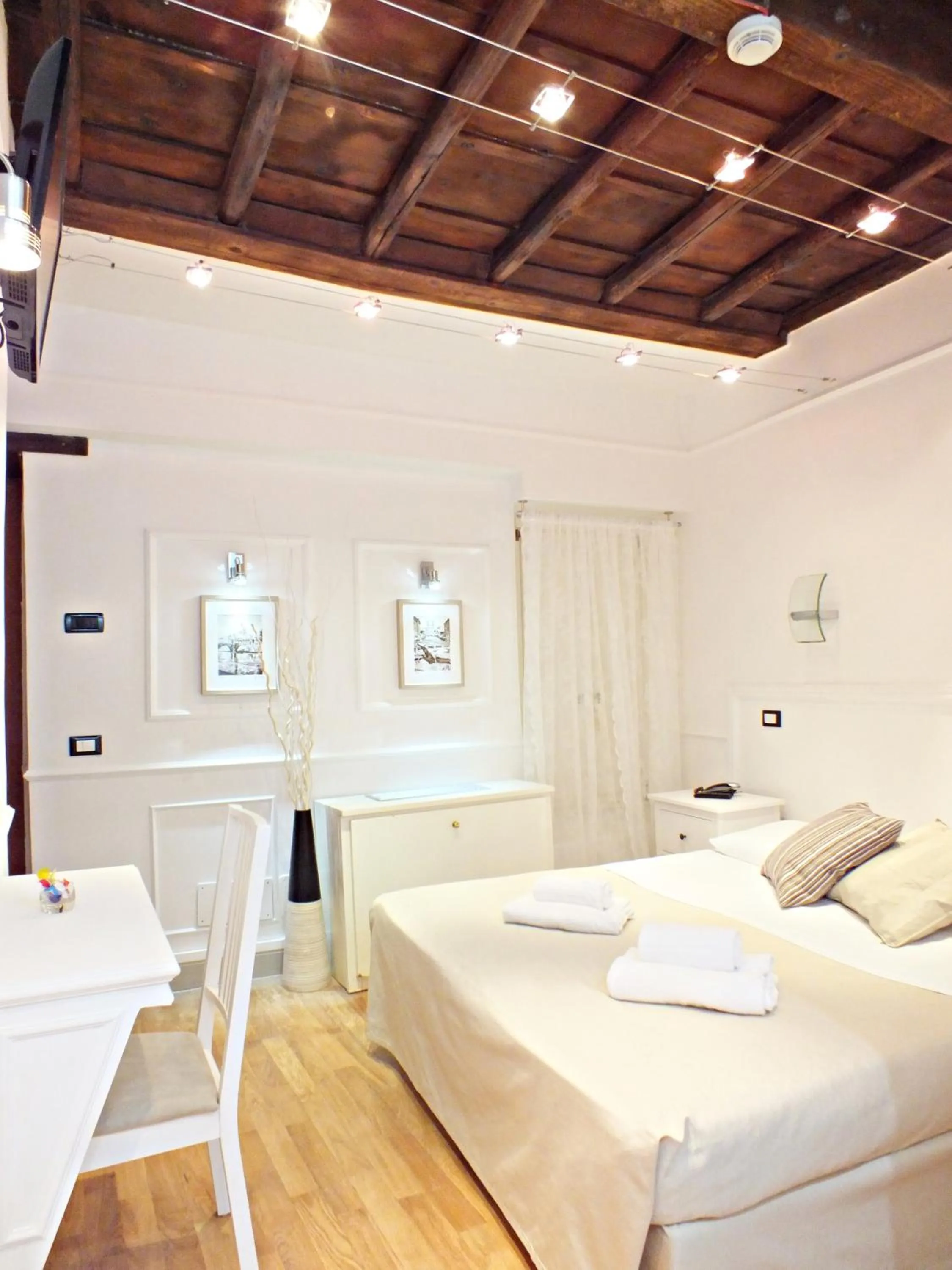 Bedroom, Bed in Domus Ester