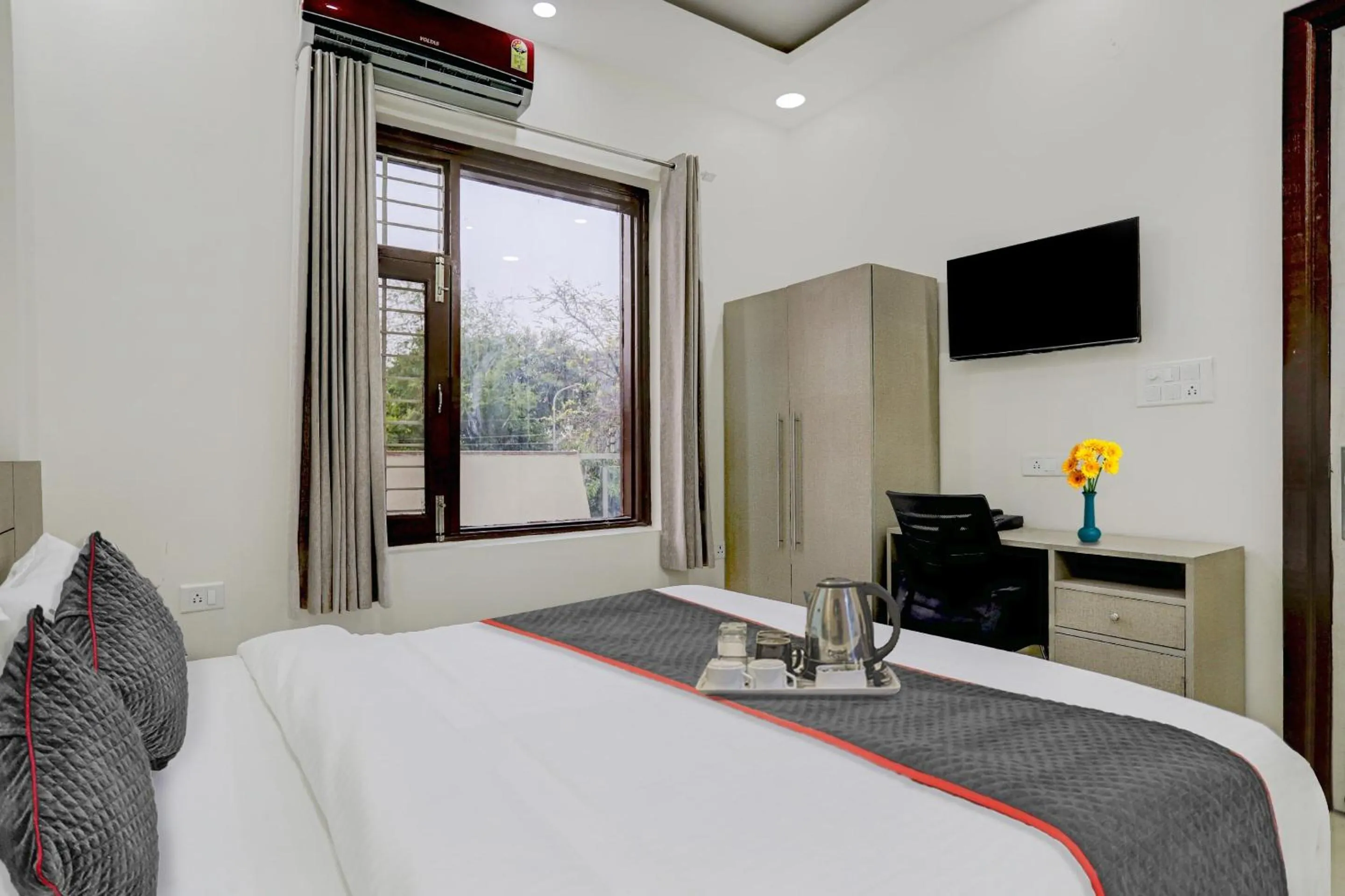 Bedroom, Bed in Super Four Seasons