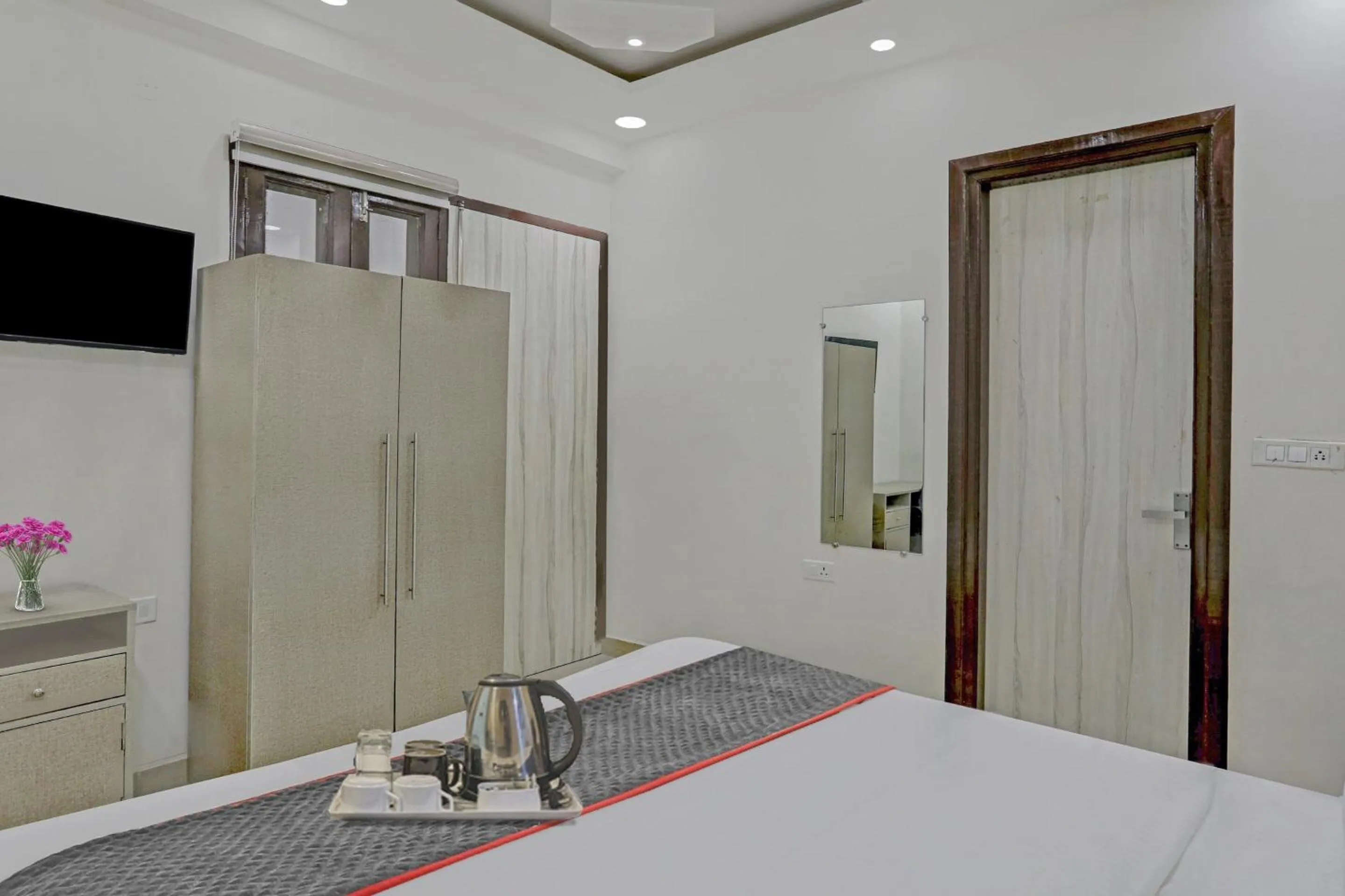 Facade/entrance in Super Four Seasons