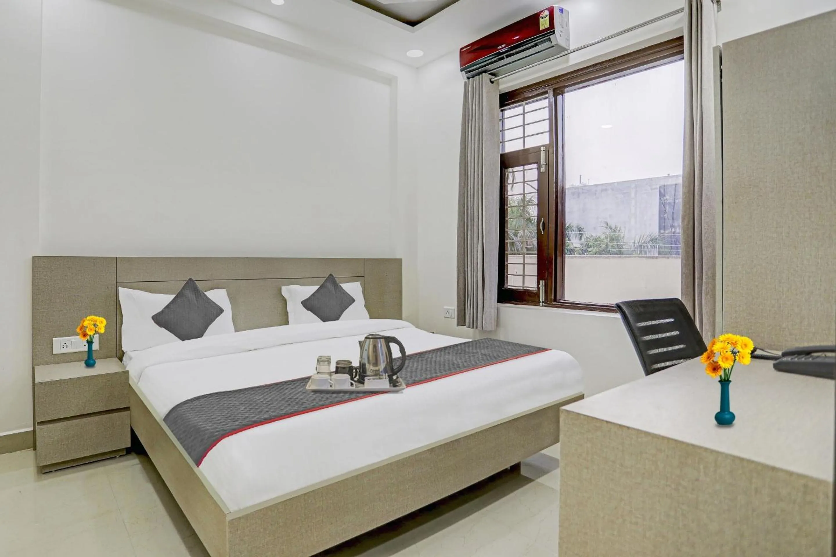 Facade/entrance, Bed in Super Four Seasons