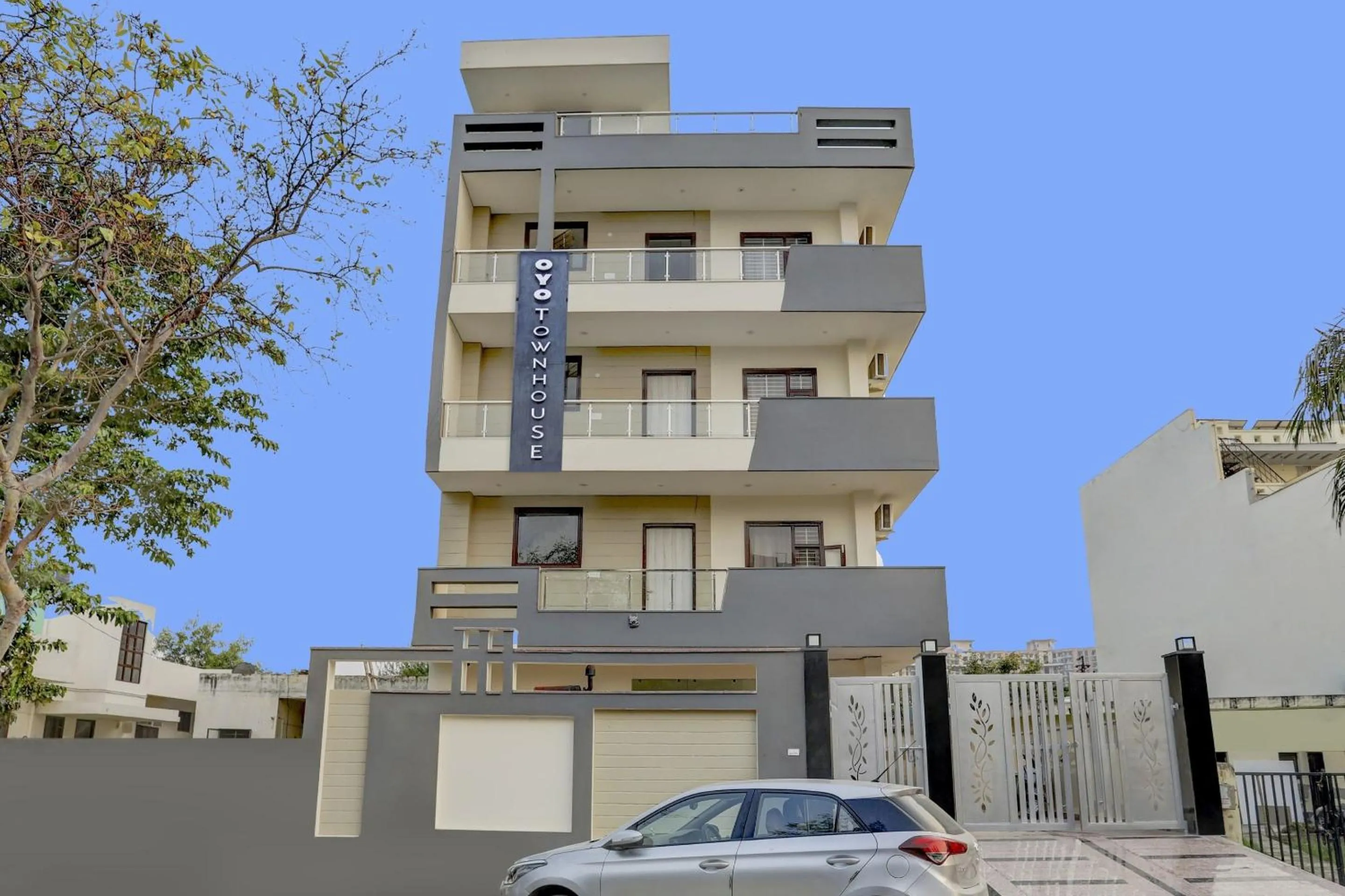 Facade/entrance in Super Four Seasons