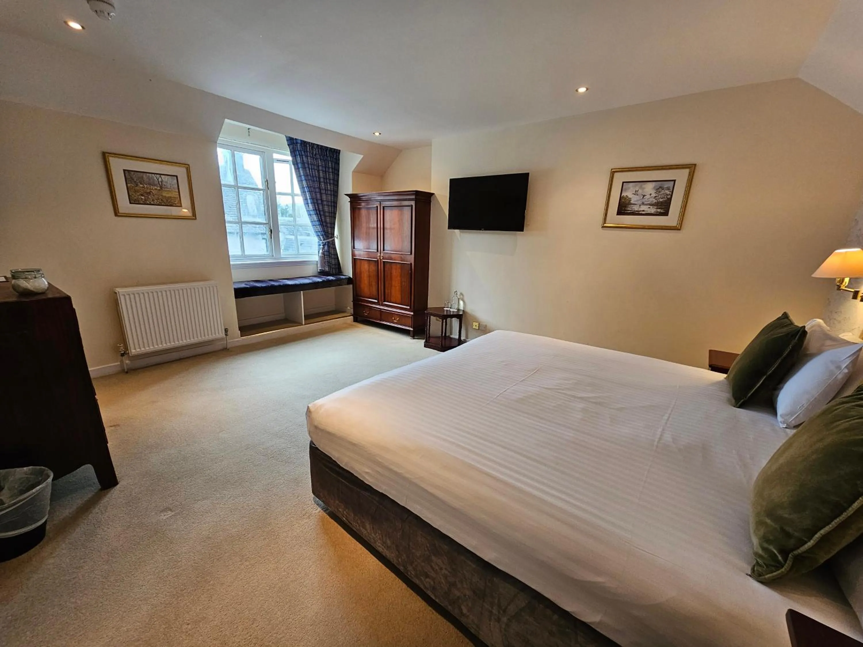 Bedroom, Bed in Taychreggan Hotel