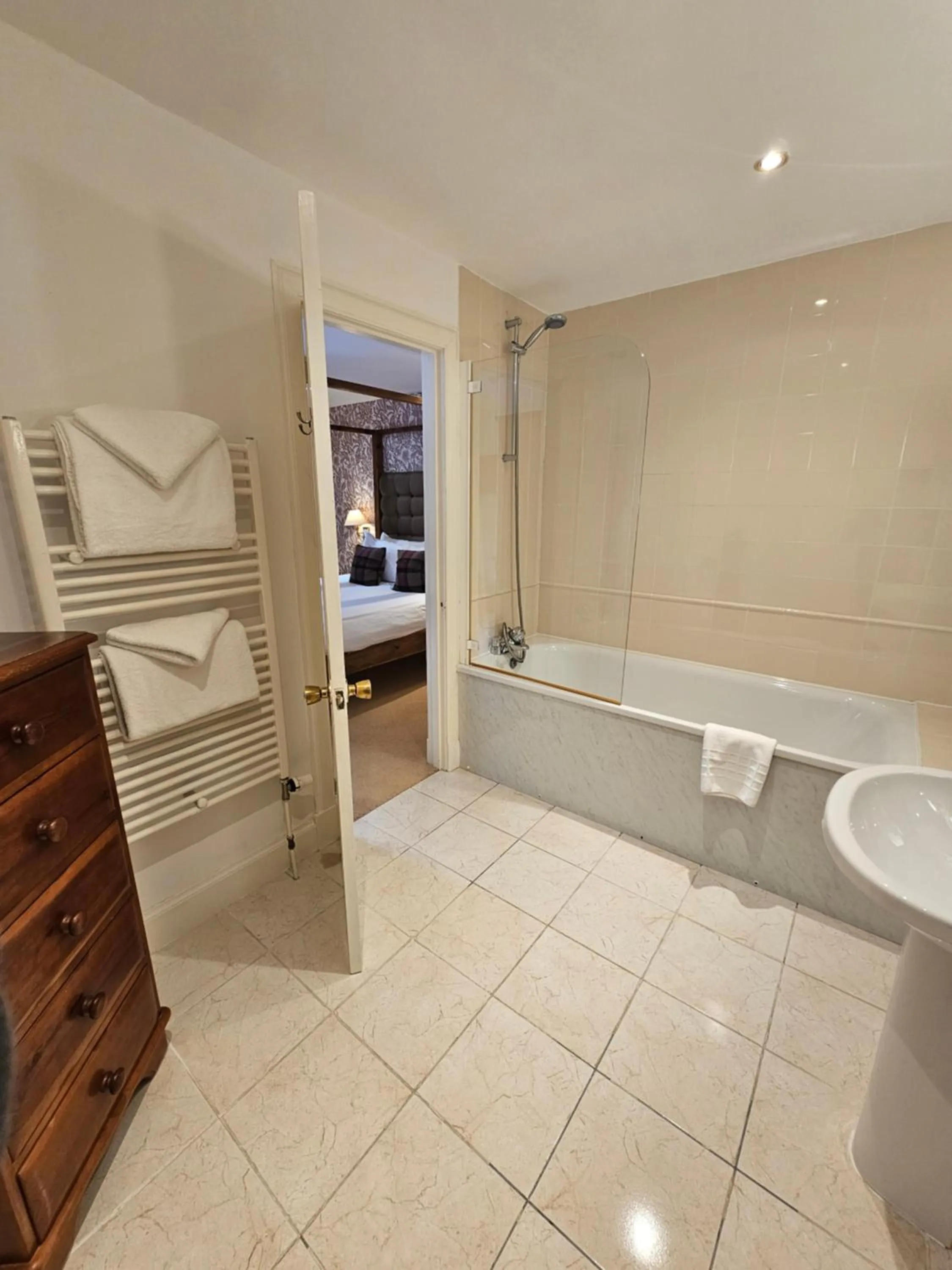 Bathroom in Taychreggan, Signature Collection by Eight Continents