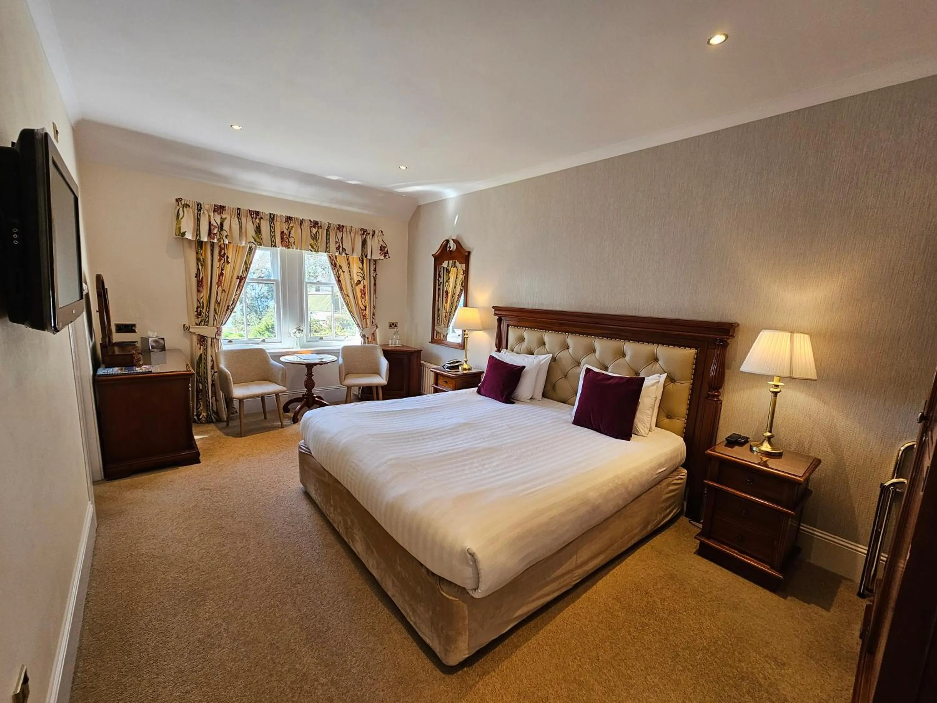 Bedroom, Bed in Taychreggan Hotel