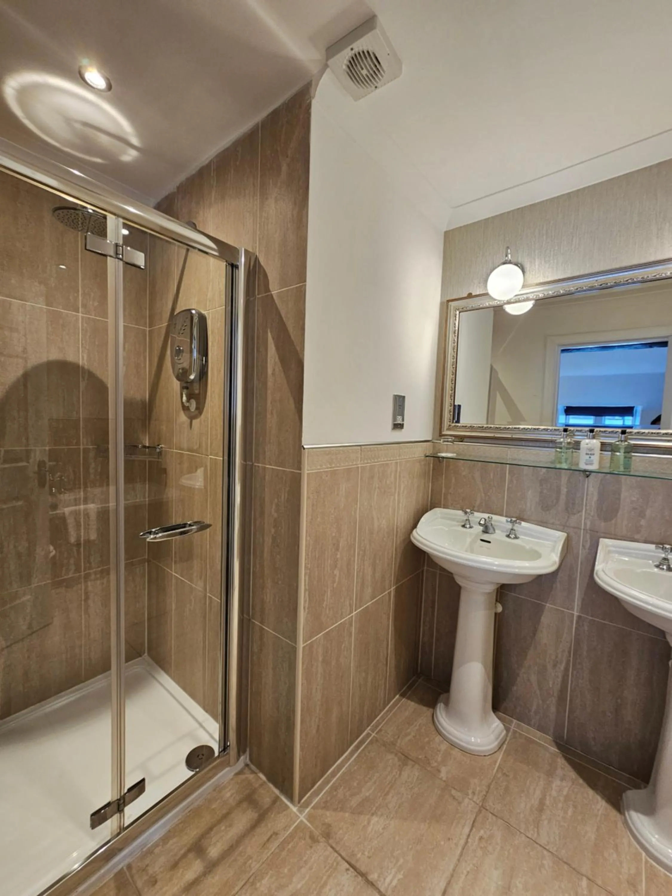 Bathroom in Taychreggan, Signature Collection by Eight Continents