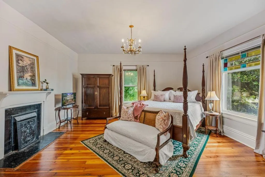 Veranda Historic Inn