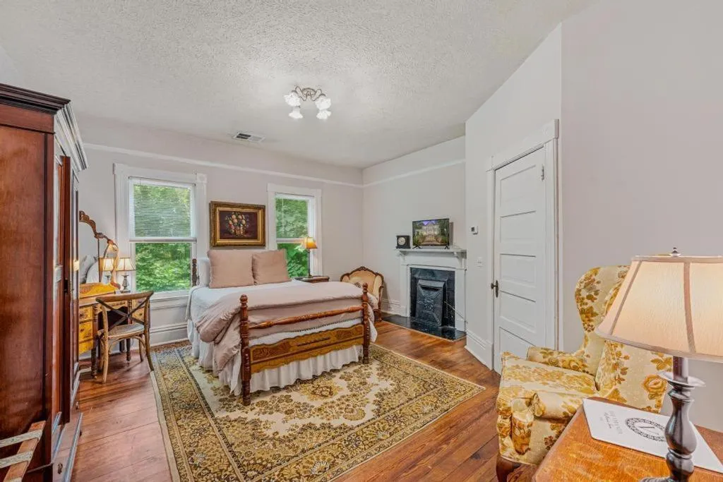 Bed in Veranda Historic Inn