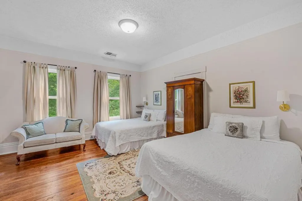 Bed in Veranda Historic Inn