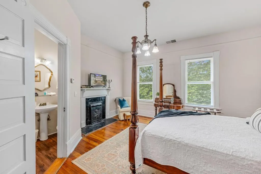 Bed in Veranda Historic Inn