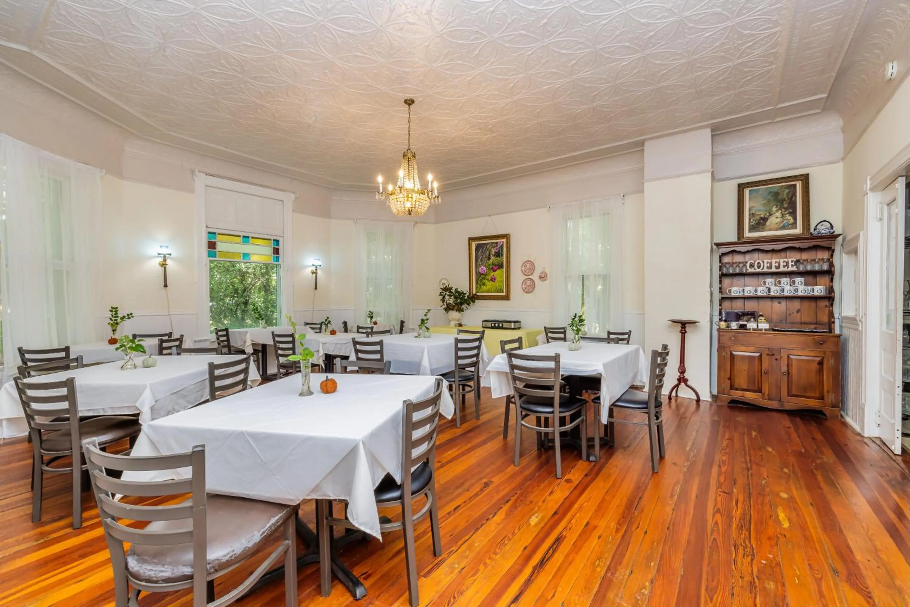 Dining area in Veranda Historic Inn