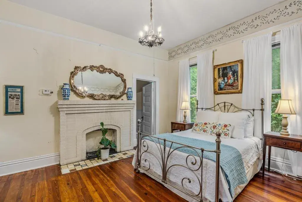 Queen Room - single occupancy in Veranda Historic Inn Queen Room - single occupancy in Veranda Historic Inn