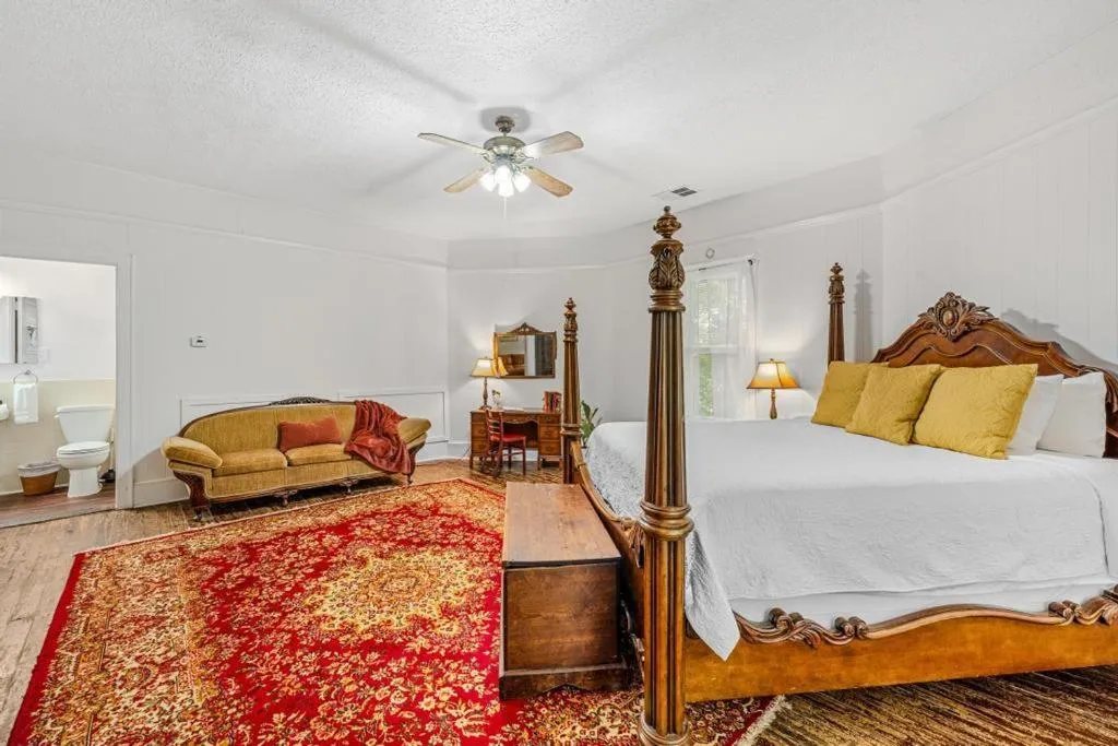 Bed in Veranda Historic Inn