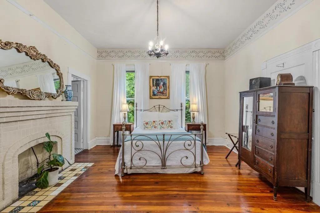 Veranda Historic Inn