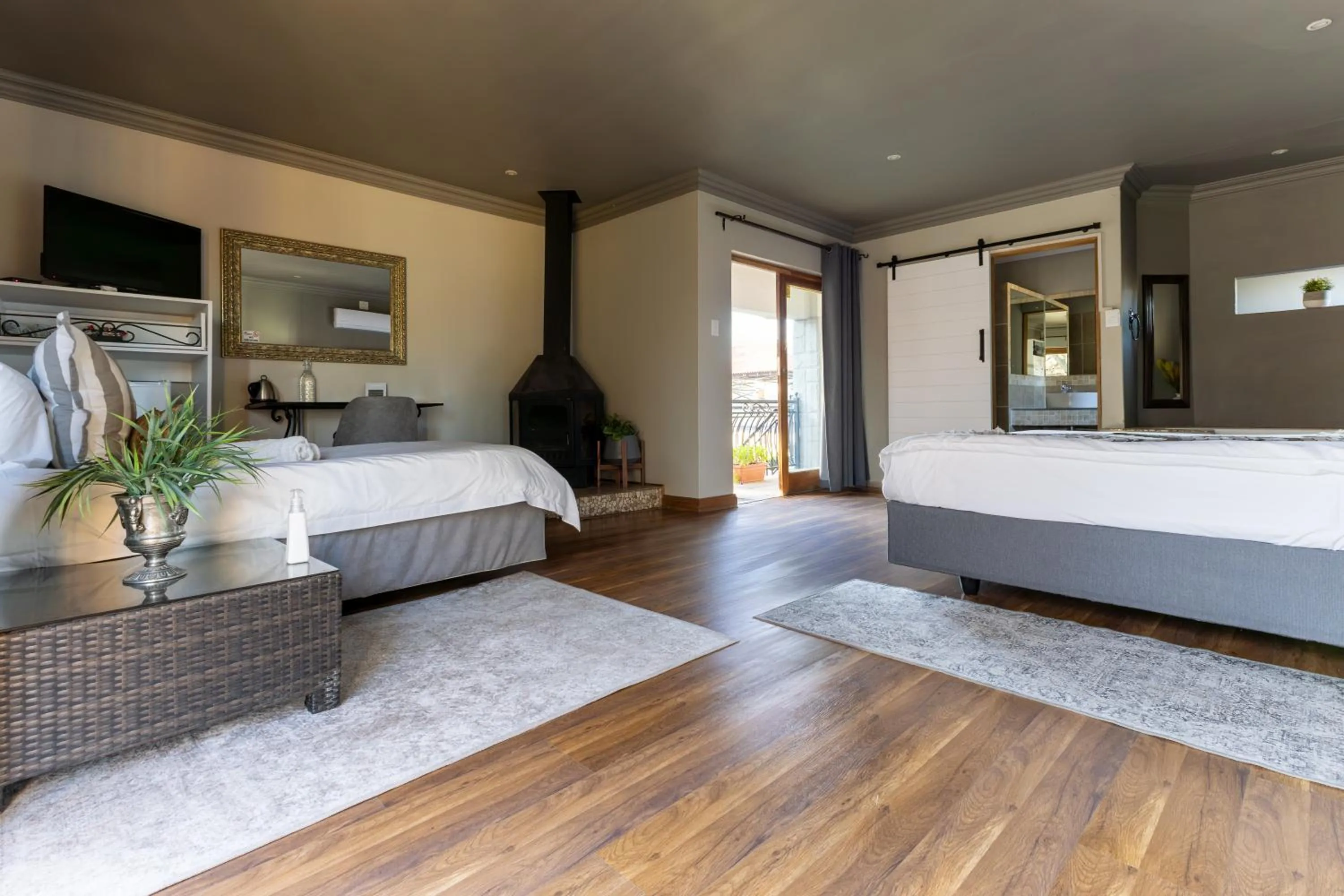 TV and multimedia in Solo Gracia Guesthouse