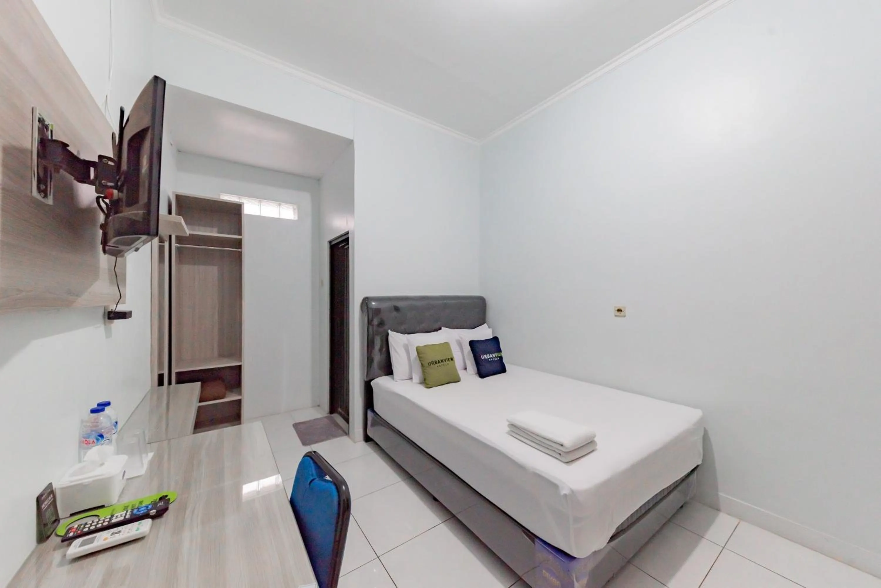 Bed in Urbanview Hotel Sunday Cirebon by RedDoorz