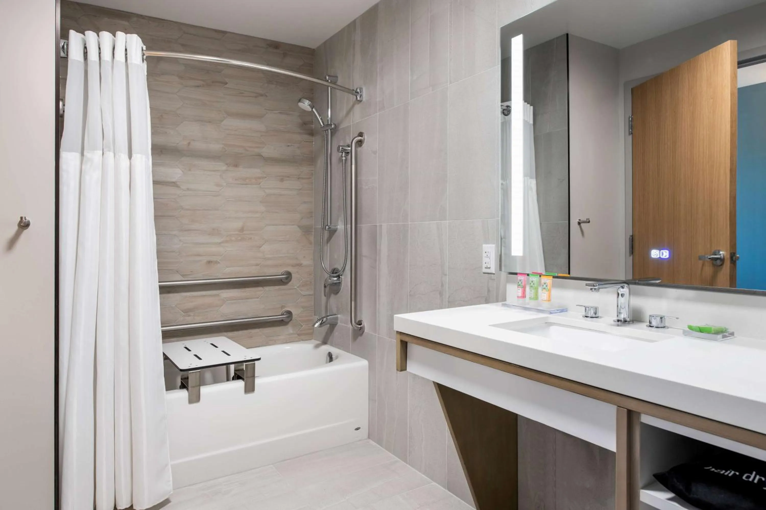 Bath in Wyndham Garden Winnipeg Airport