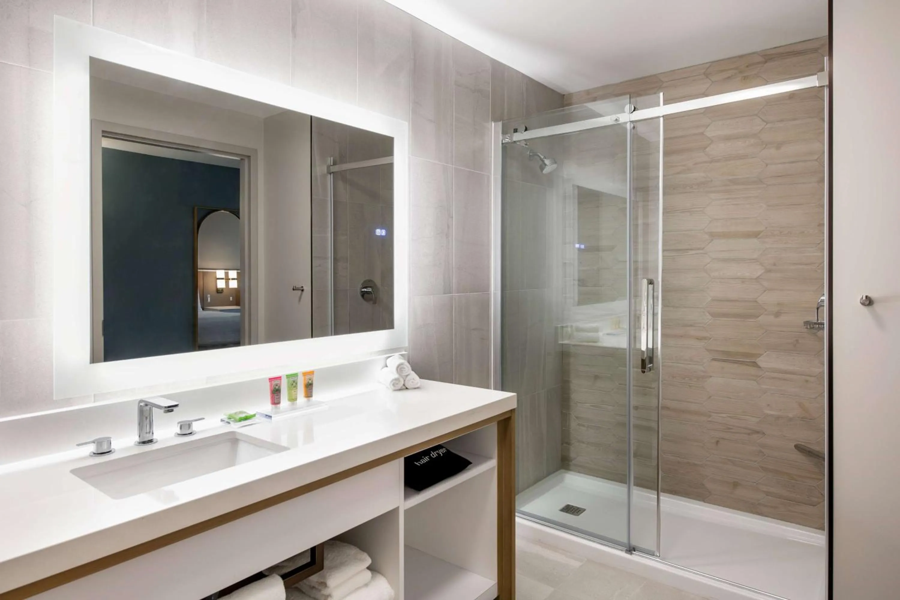 TV and multimedia in Wyndham Garden Winnipeg Airport