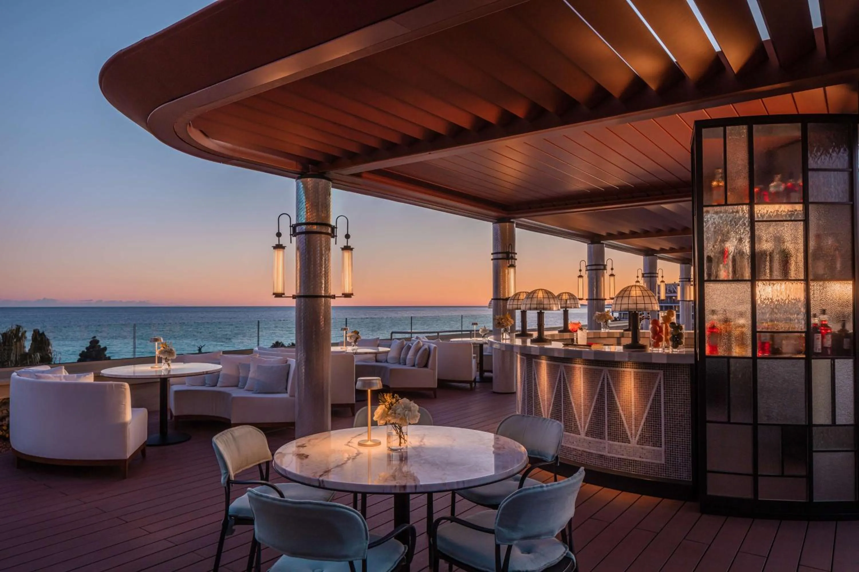 Lounge or bar in Anantara Plaza Nice Hotel - A Leading Hotel of the World