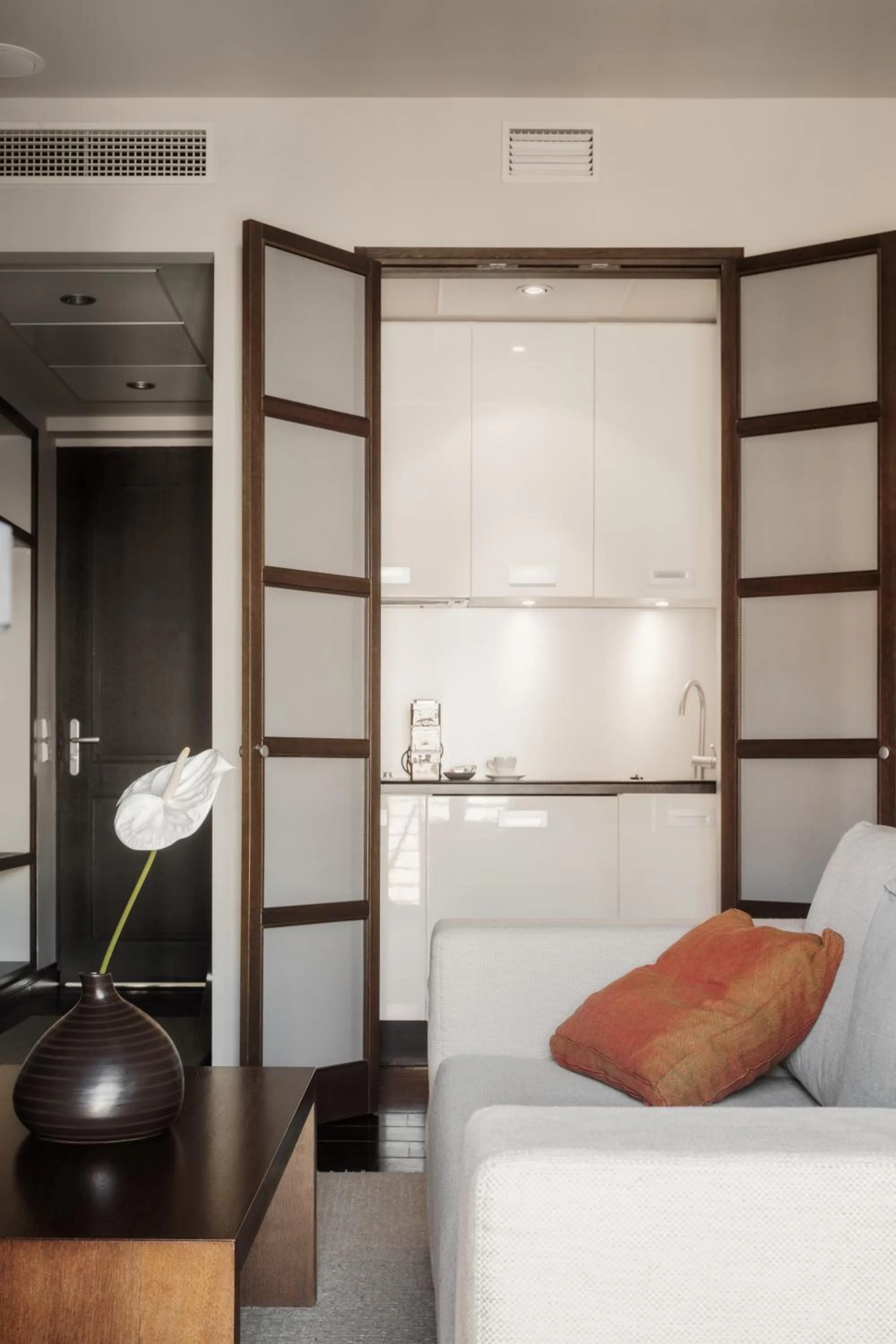 Kitchen or kitchenette, Bed in Hotel Bergs Suites