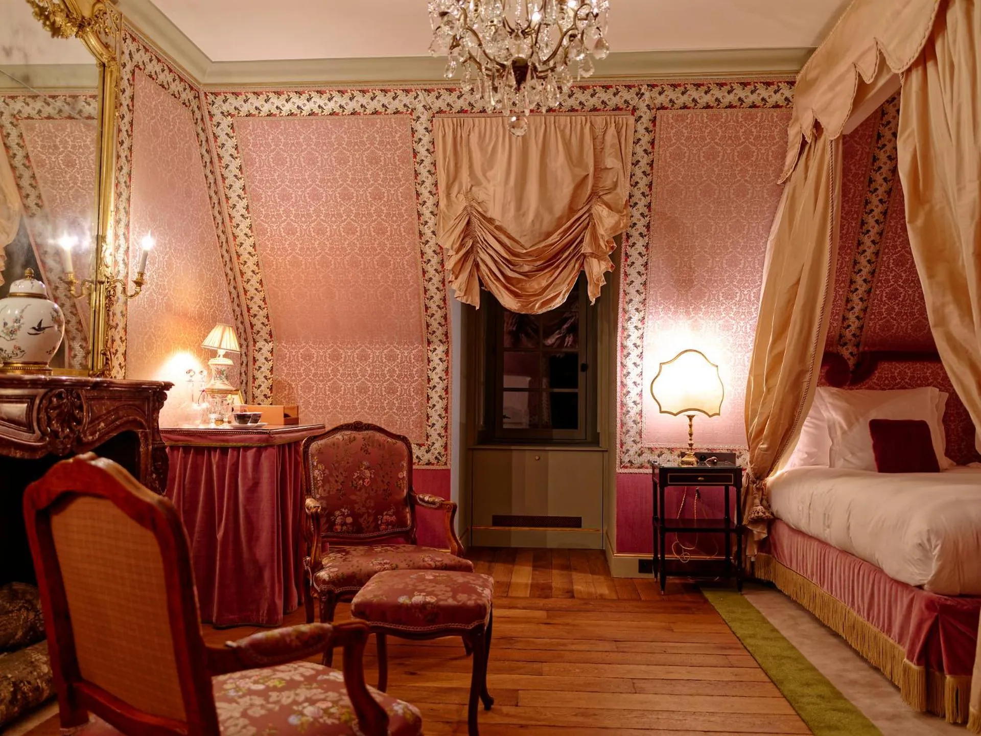 Bed in Relais & Château Louise de La Vallière